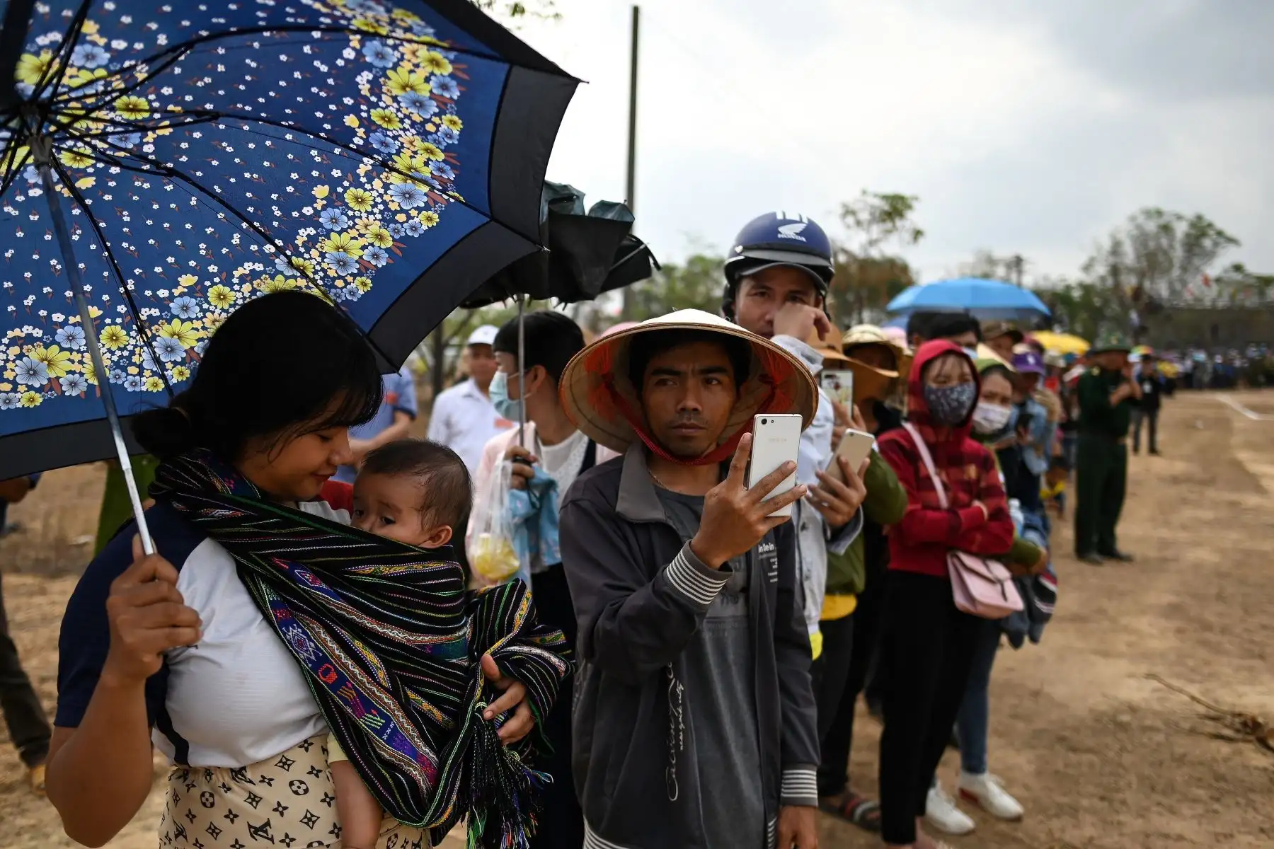 Los mahouts preparan a sus elefantes para la carrera del festival de elefantes de Buon Don en Vietnam. Foto: AFP