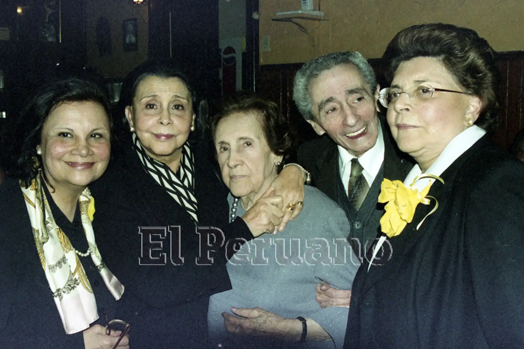 Lima - 14 diciembre 2002. Blanca Varela con su madre Serafina Quinteras y sus hermanos  Raúl y Nelly en la celebración por los 100 años de la compositora. Foto: Archivo El Peruano