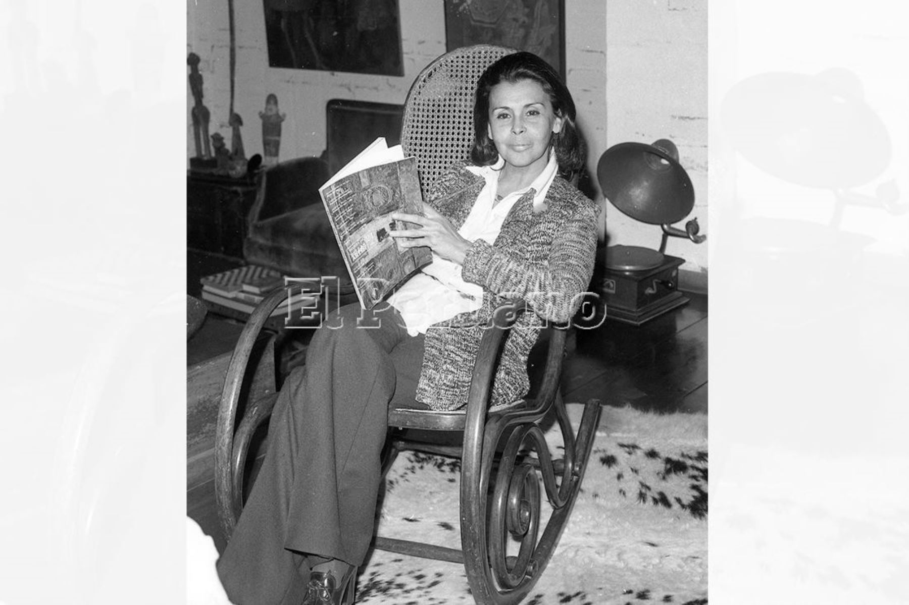 Lima - 5 julio 1975. Entrevista a la poeta Blanca Varela para suplemento Mundial de La Crónica. Foto: Archivo diario El Peruano