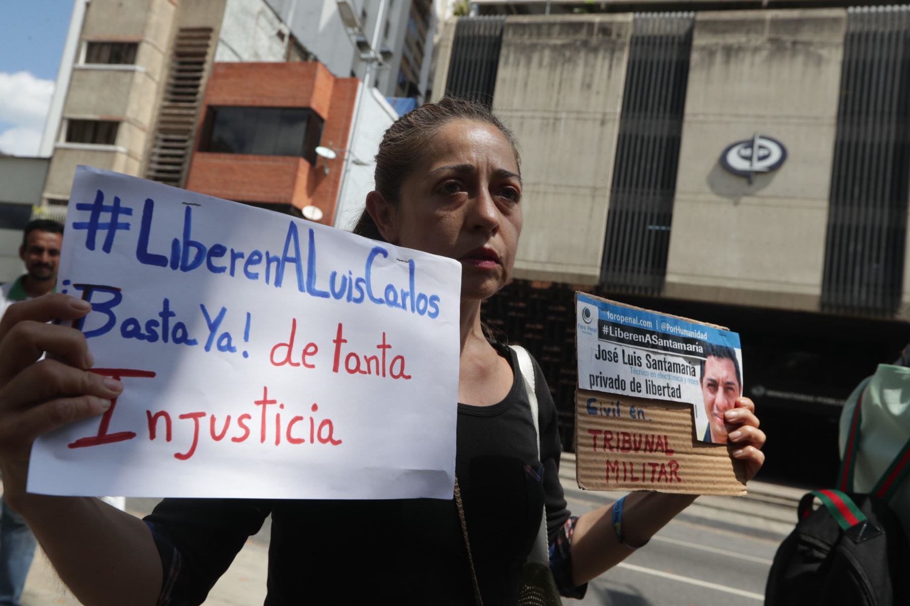Miembros de la sociedad civil acompañan a Naky Soto, esposa del periodista hispanovenezolano Luis Carlos Díaz, acusado de ser uno de los responsables del "sabotaje" de la red eléctrica de Venezuela. Foto: EFE.
