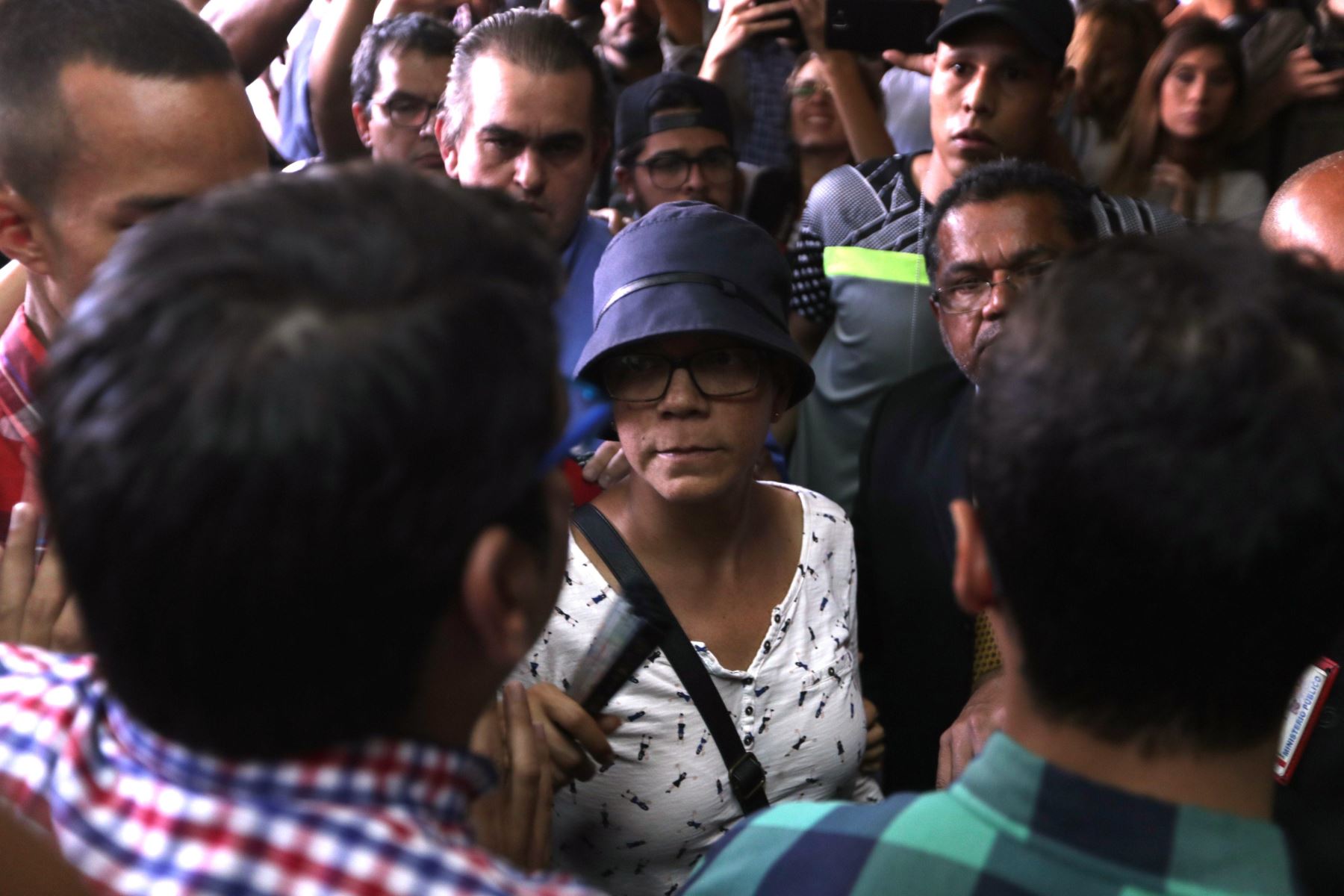 Naky Soto, la esposa del periodista hispanovenezolano Luis Carlos Díaz, acusado de ser uno de los responsables del "sabotaje" de la red eléctrica de Venezuela, acude al ministerio público junto a miembros de la sociedad civil para pedir la liberación de su esposo. Foto: EFE