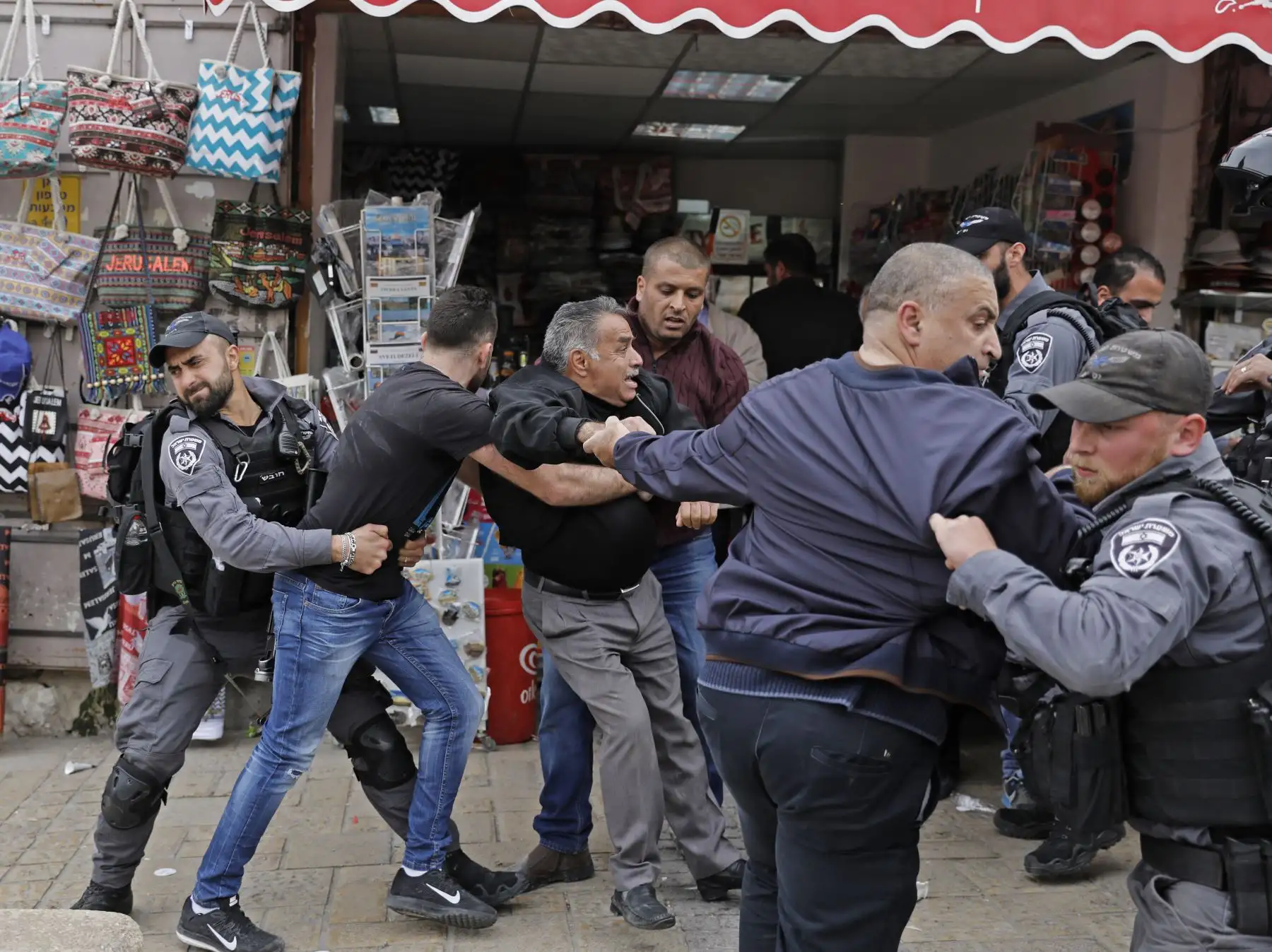 Policías israelíes se enfrentan con palestinos en la Ciudad Vieja de Jerusalén después que las fuerzas israelíes cerraran la entrada de la mezquita al-Aqsa. Foto. AFP