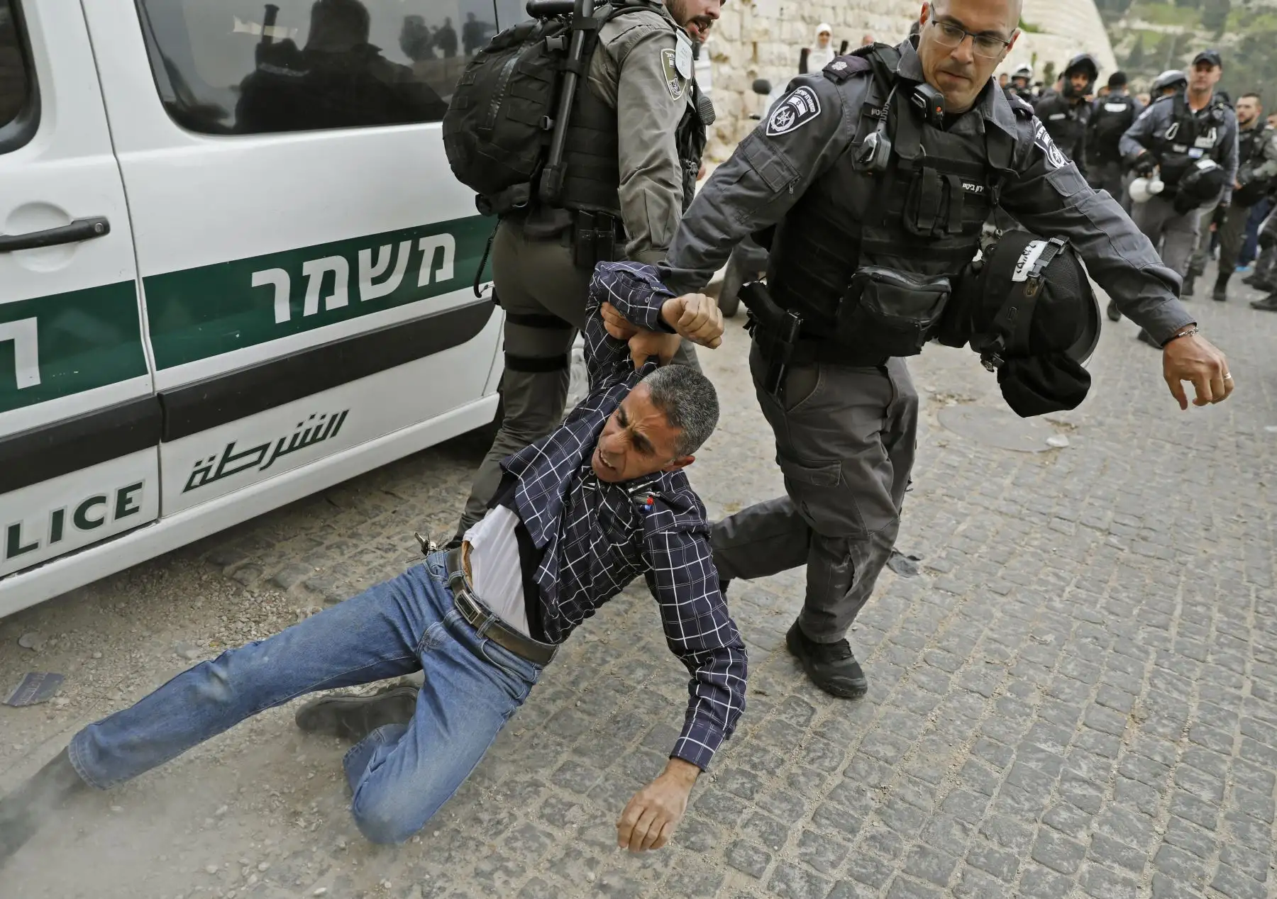 Policías israelíes se enfrentan con palestinos en la Ciudad Vieja de Jerusalén después que las fuerzas israelíes cerraran la entrada de la mezquita al-Aqsa. Foto. AFP