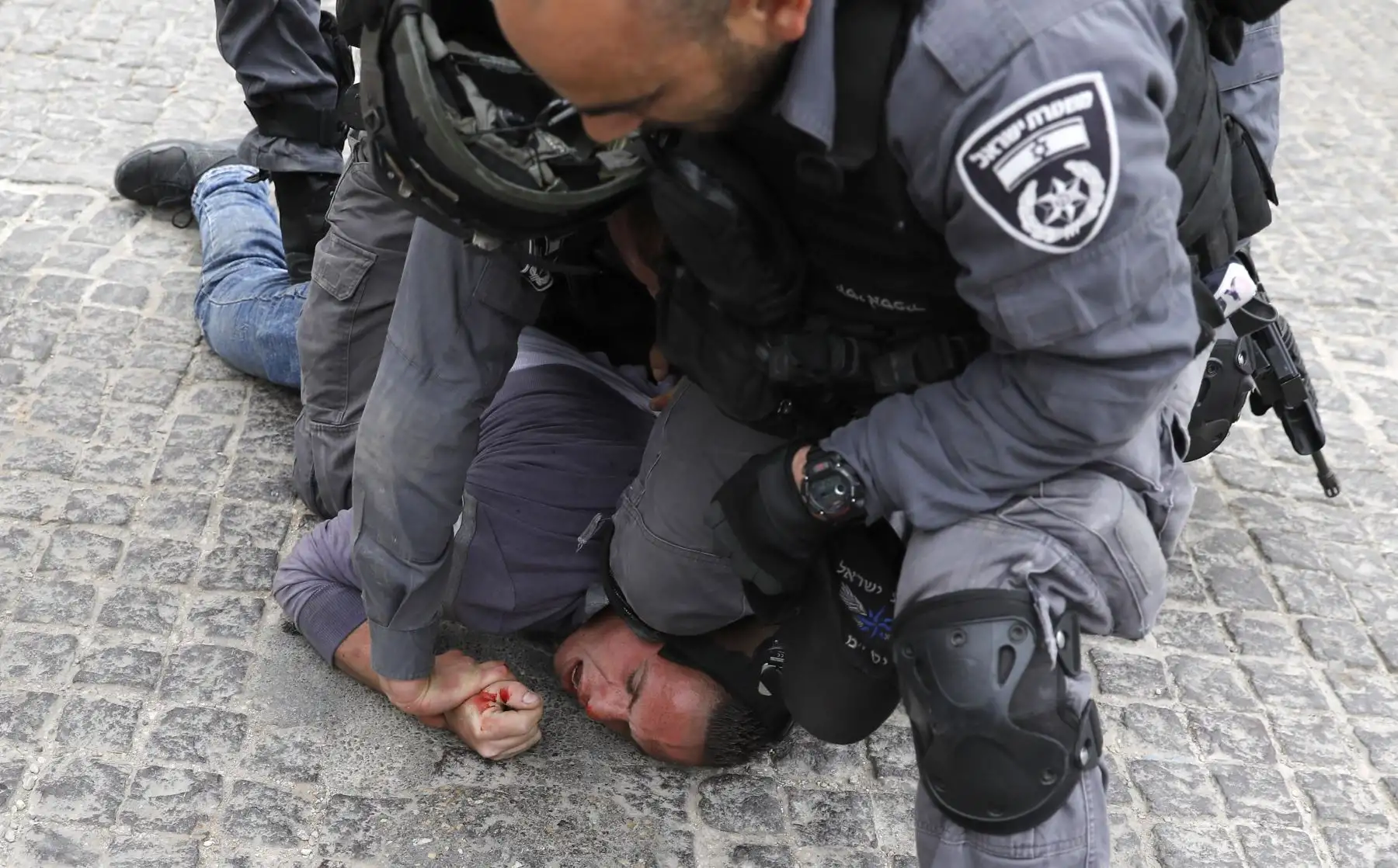 Policías israelíes se enfrentan con palestinos en la Ciudad Vieja de Jerusalén después que las fuerzas israelíes cerraran la entrada de la mezquita al-Aqsa. Foto. AFP