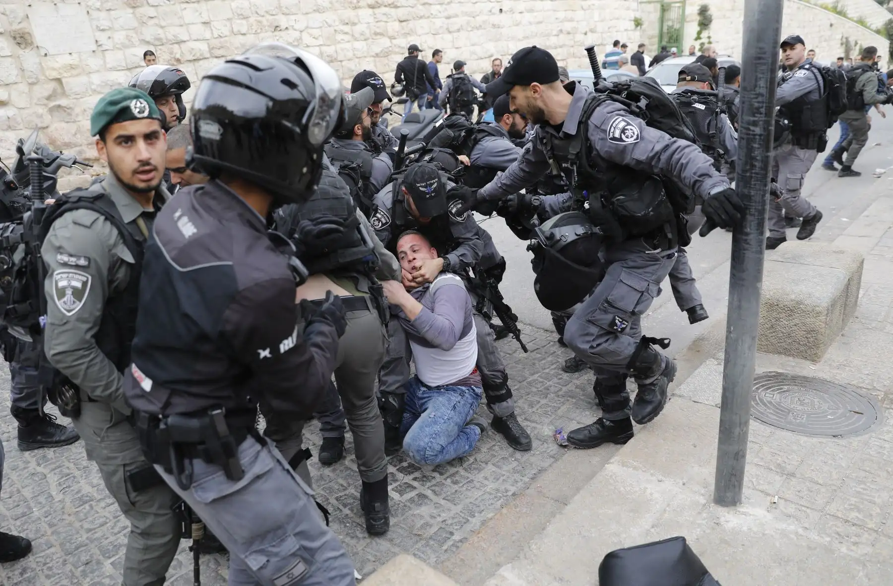 Policías israelíes se enfrentan con palestinos en la Ciudad Vieja de Jerusalén después que las fuerzas israelíes cerraran la entrada de la mezquita al-Aqsa. Foto. AFP