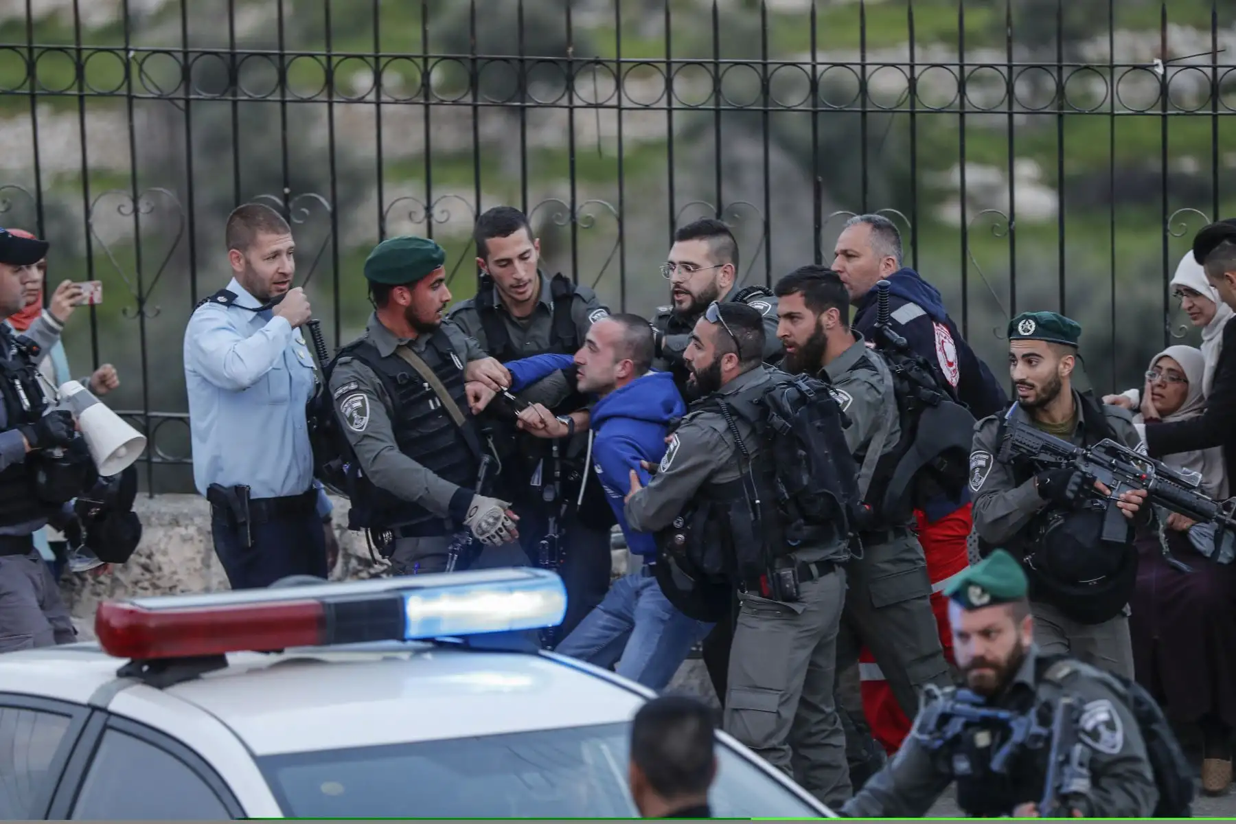Policías israelíes se enfrentan con palestinos en la Ciudad Vieja de Jerusalén después que las fuerzas israelíes cerraran la entrada de la mezquita al-Aqsa. Foto. AFP