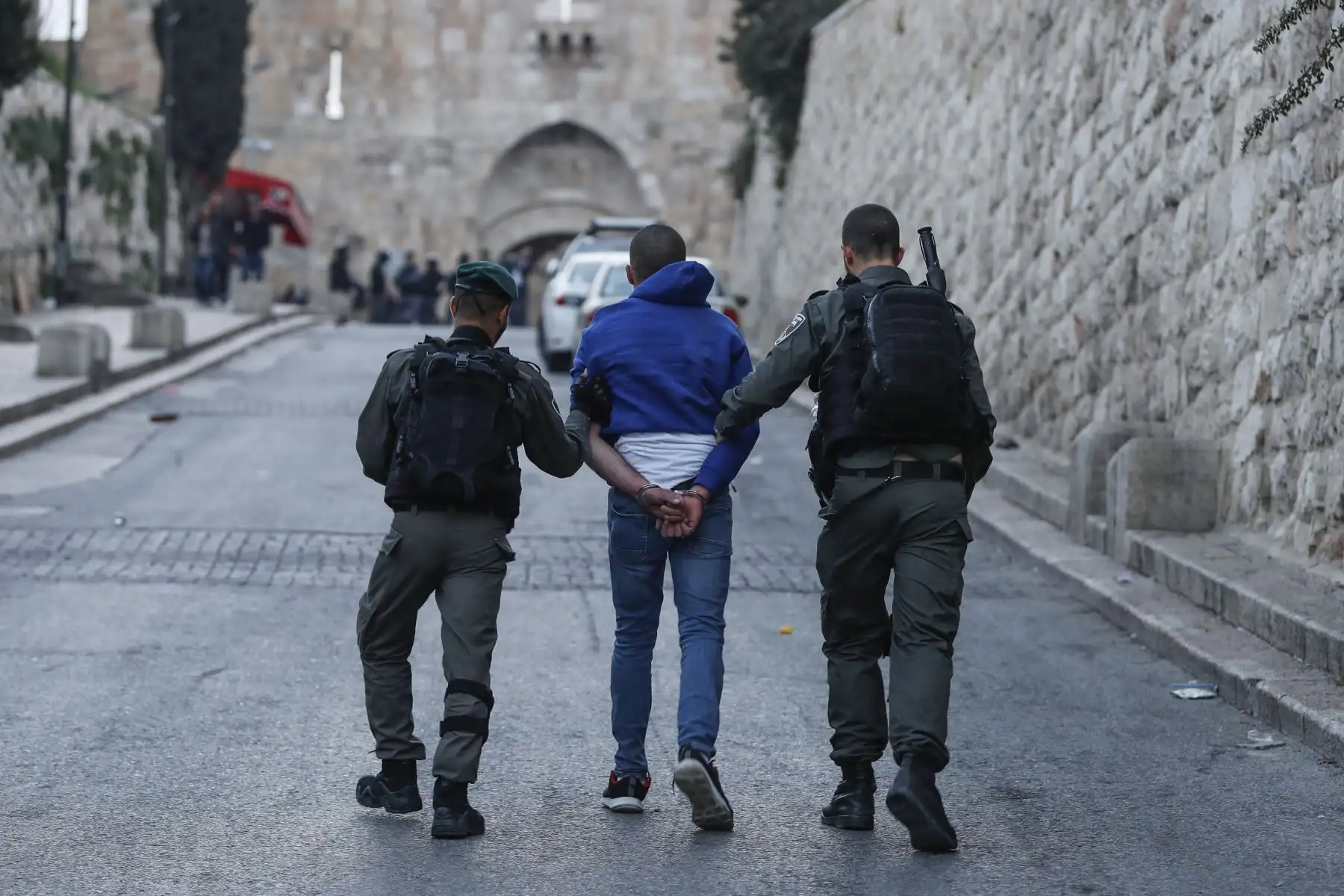 Policías israelíes se enfrentan con palestinos en la Ciudad Vieja de Jerusalén después que las fuerzas israelíes cerraran la entrada de la mezquita al-Aqsa. Foto. AFP