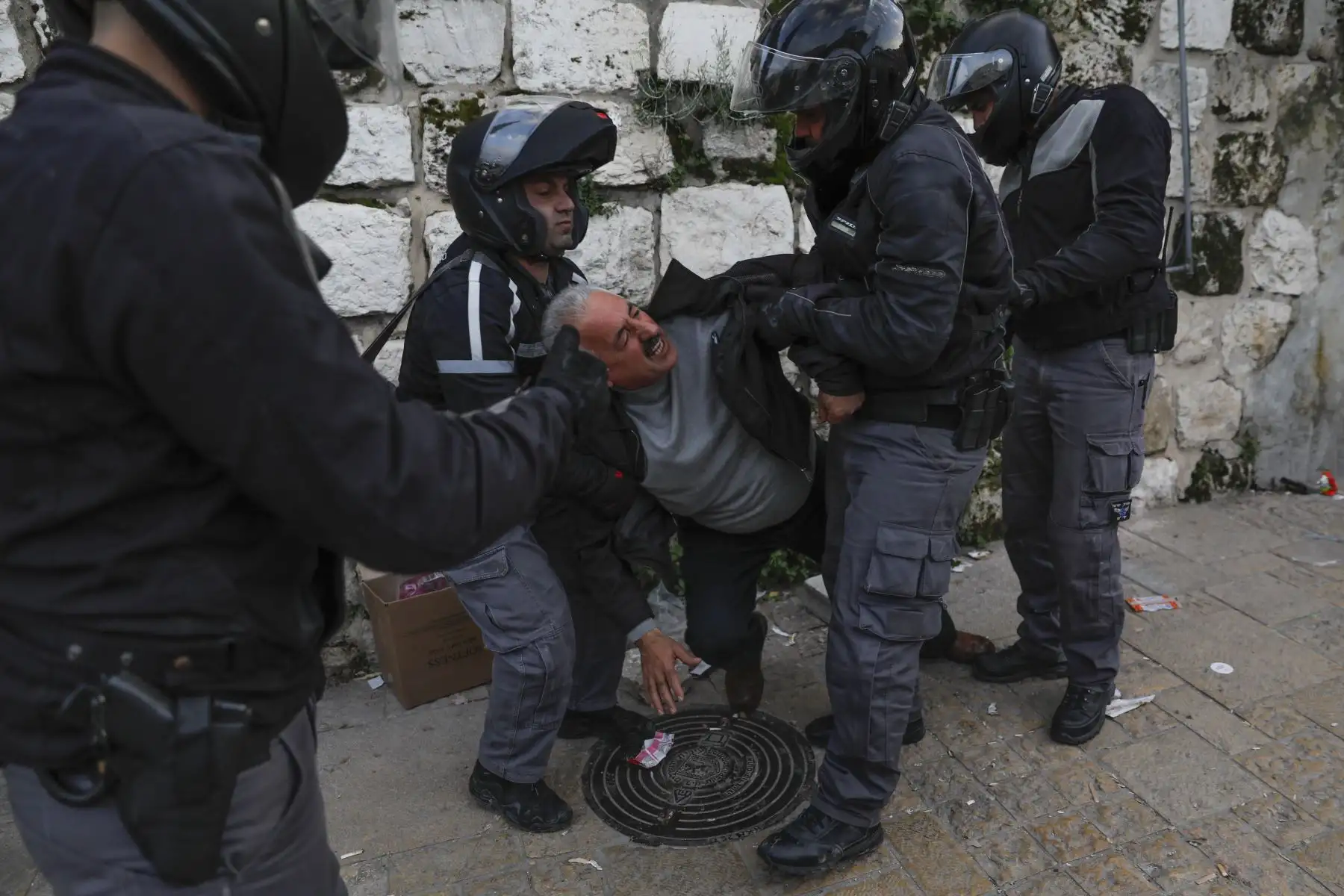 Policías israelíes se enfrentan con palestinos en la Ciudad Vieja de Jerusalén después que las fuerzas israelíes cerraran la entrada de la mezquita al-Aqsa. Foto. AFP