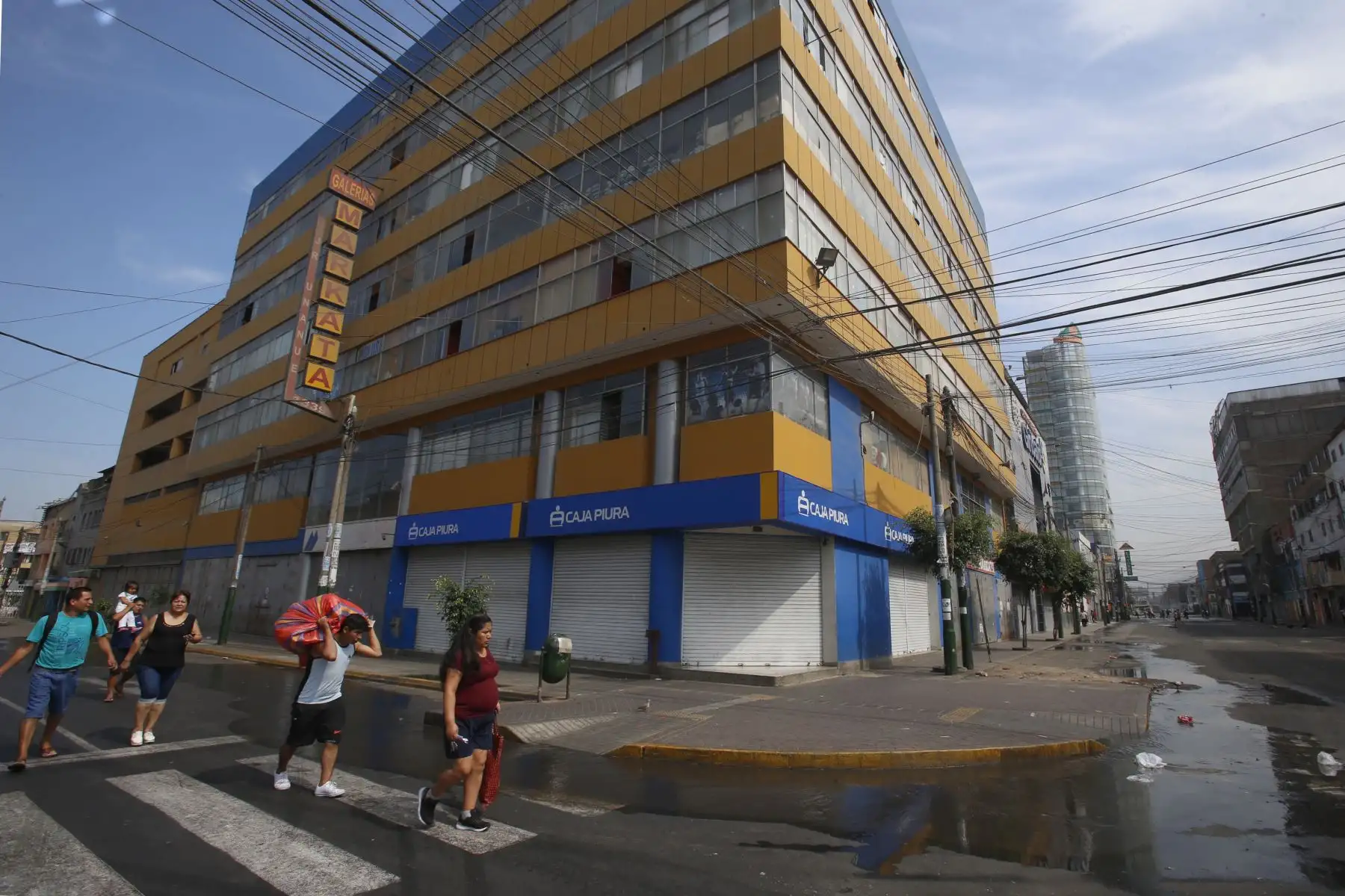 Continúa el mega operativo en la zona de Gamarra. Cumpliendo con la orden de cierre por un lapso de 72 horas, el emporio de Gamarra se encuentra cerrado y custodiado por cuerpos de seguridad. Habitantes de la zona y propietarios de negocios continúan a la esperan el ingreso a la zona. Foto: ANDINA/Nathalie Sayago