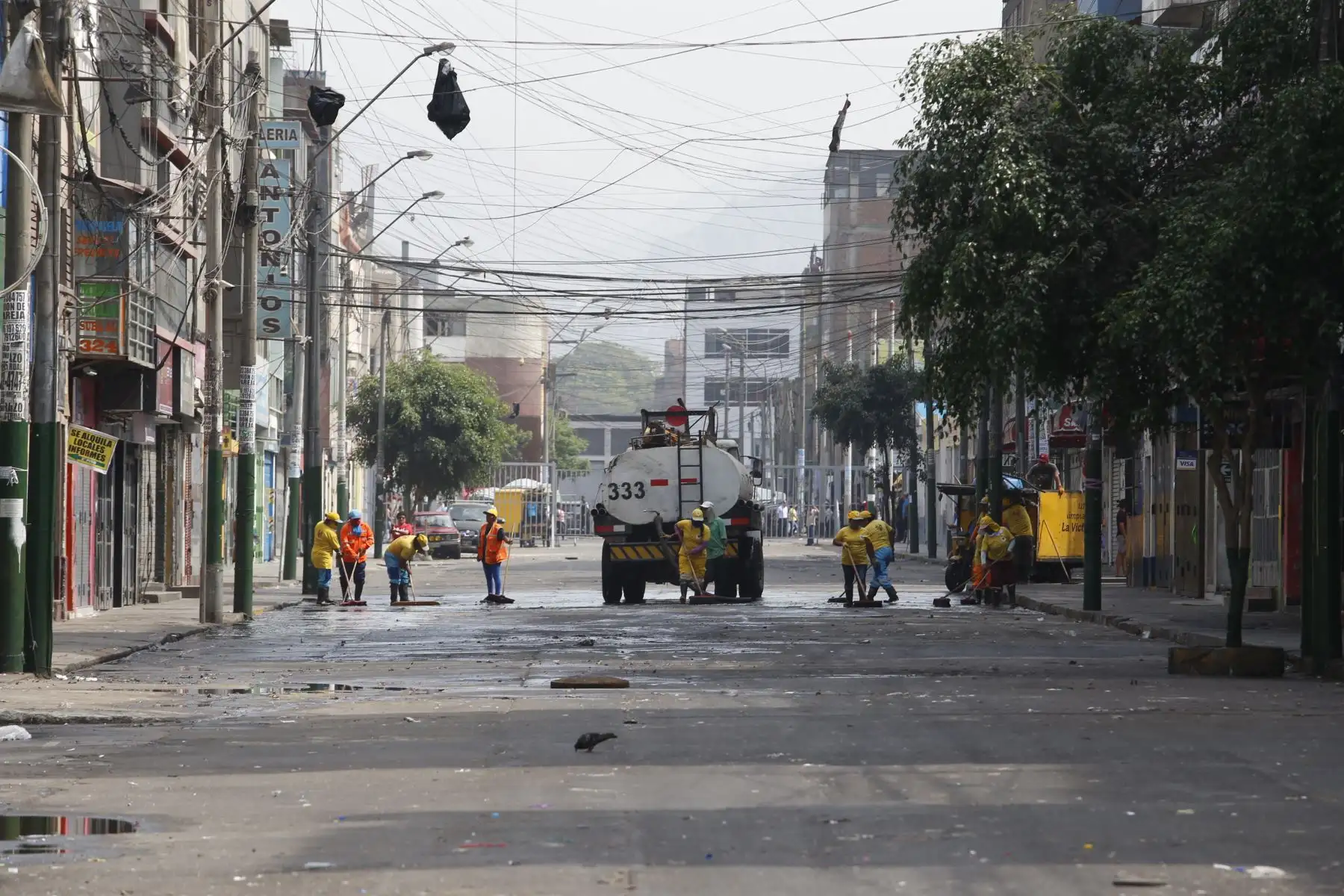 Continúa el mega operativo en la zona de Gamarra. Cumpliendo con la orden de cierre por un lapso de 72 horas, el emporio de Gamarra se encuentra cerrado y custodiado por cuerpos de seguridad. Habitantes de la zona y propietarios de negocios continúan a la esperan el ingreso a la zona. Foto: ANDINA/Nathalie Sayago