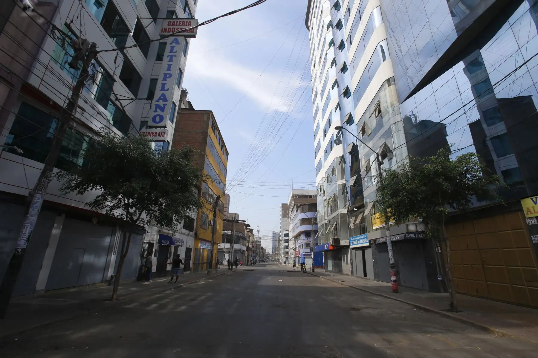 Continúa el mega operativo en la zona de Gamarra. Cumpliendo con la orden de cierre por un lapso de 72 horas, el emporio de Gamarra se encuentra cerrado y custodiado por cuerpos de seguridad. Habitantes de la zona y propietarios de negocios continúan a la espera del ingreso a la zona. Foto: ANDINA/Nathalie Sayago