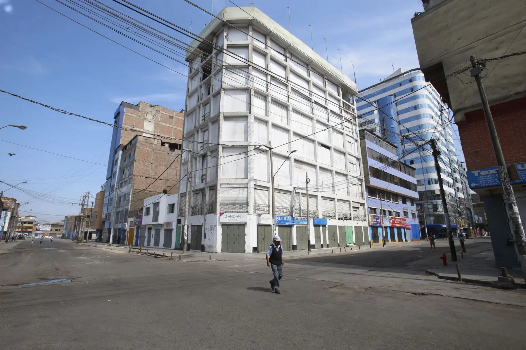 Continúa el mega operativo en la zona de Gamarra. Cumpliendo con la orden de cierre por un lapso de 72 horas, el emporio de Gamarra se encuentra cerrado y custodiado por cuerpos de seguridad. Habitantes de la zona y propietarios de negocios continúan a la espera del ingreso a la zona. Foto: ANDINA/Nathalie Sayago
