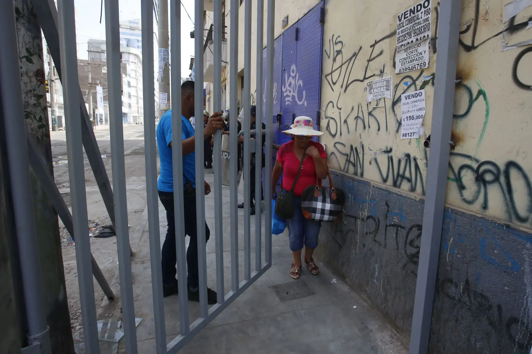 Continúa el mega operativo en la zona de Gamarra. Cumpliendo con la orden de cierre por un lapso de 72 horas, el emporio de Gamarra se encuentra cerrado y custodiado por cuerpos de seguridad. Habitantes de la zona y propietarios de negocios continúan a la espera del ingreso a la zona. Foto: ANDINA/Nathalie Sayago