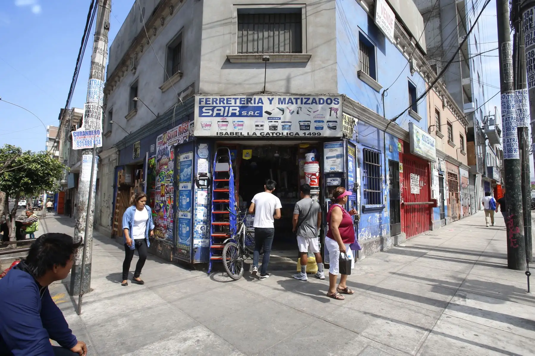 Continúa el mega operativo en la zona de Gamarra. Cumpliendo con la orden de cierre por un lapso de 72 horas, el emporio de Gamarra se encuentra cerrado y custodiado por cuerpos de seguridad. Habitantes de la zona y propietarios de negocios continúan a la espera del ingreso a la zona. Foto: ANDINA/Nathalie Sayago