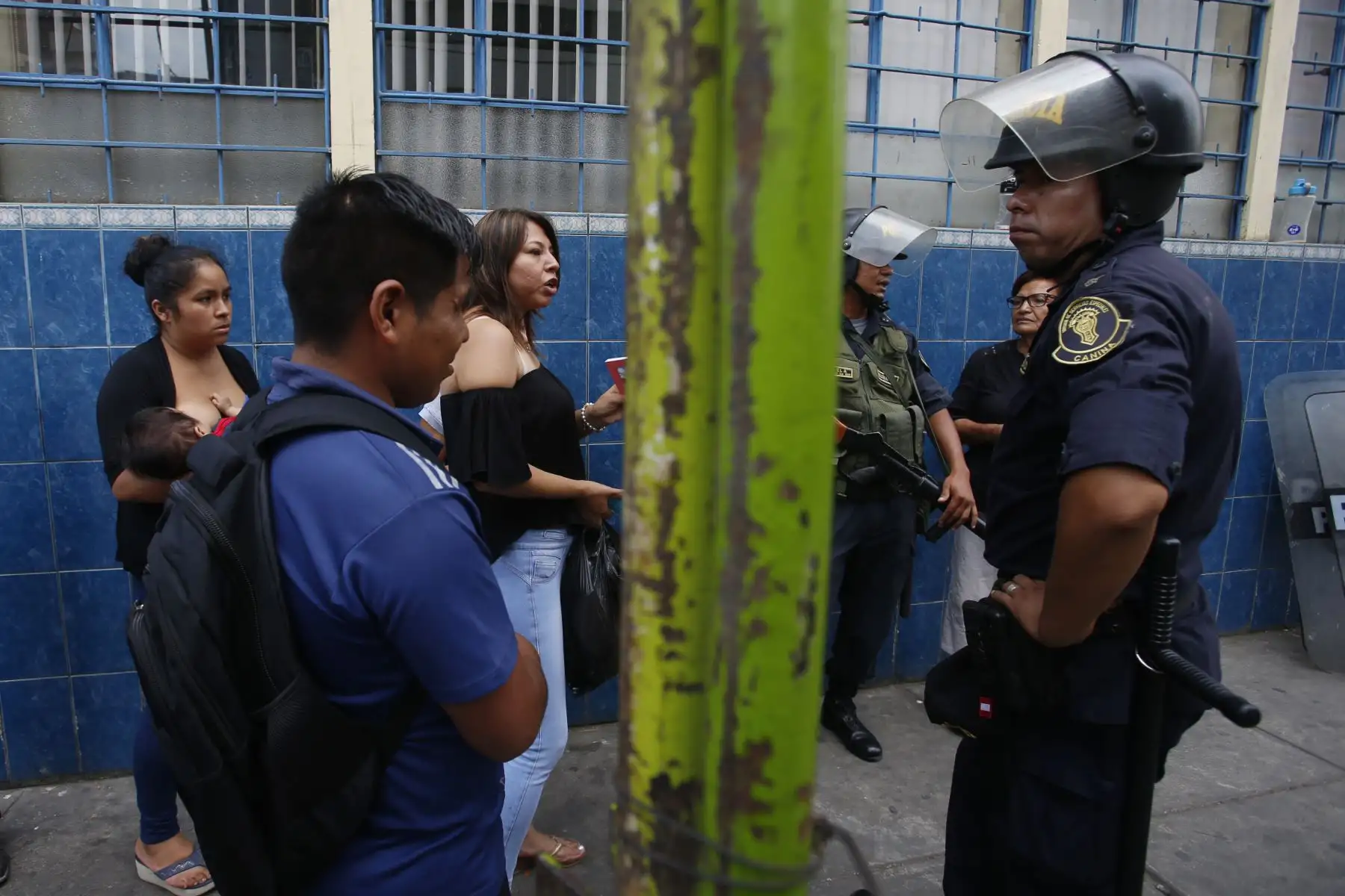 Continúa el mega operativo en la zona de Gamarra. Cumpliendo con la orden de cierre por un lapso de 72 horas, el emporio de Gamarra se encuentra cerrado y custodiado por cuerpos de seguridad. Habitantes de la zona y propietarios de negocios continúan a la espera del ingreso a la zona. Foto: ANDINA/Nathalie Sayago