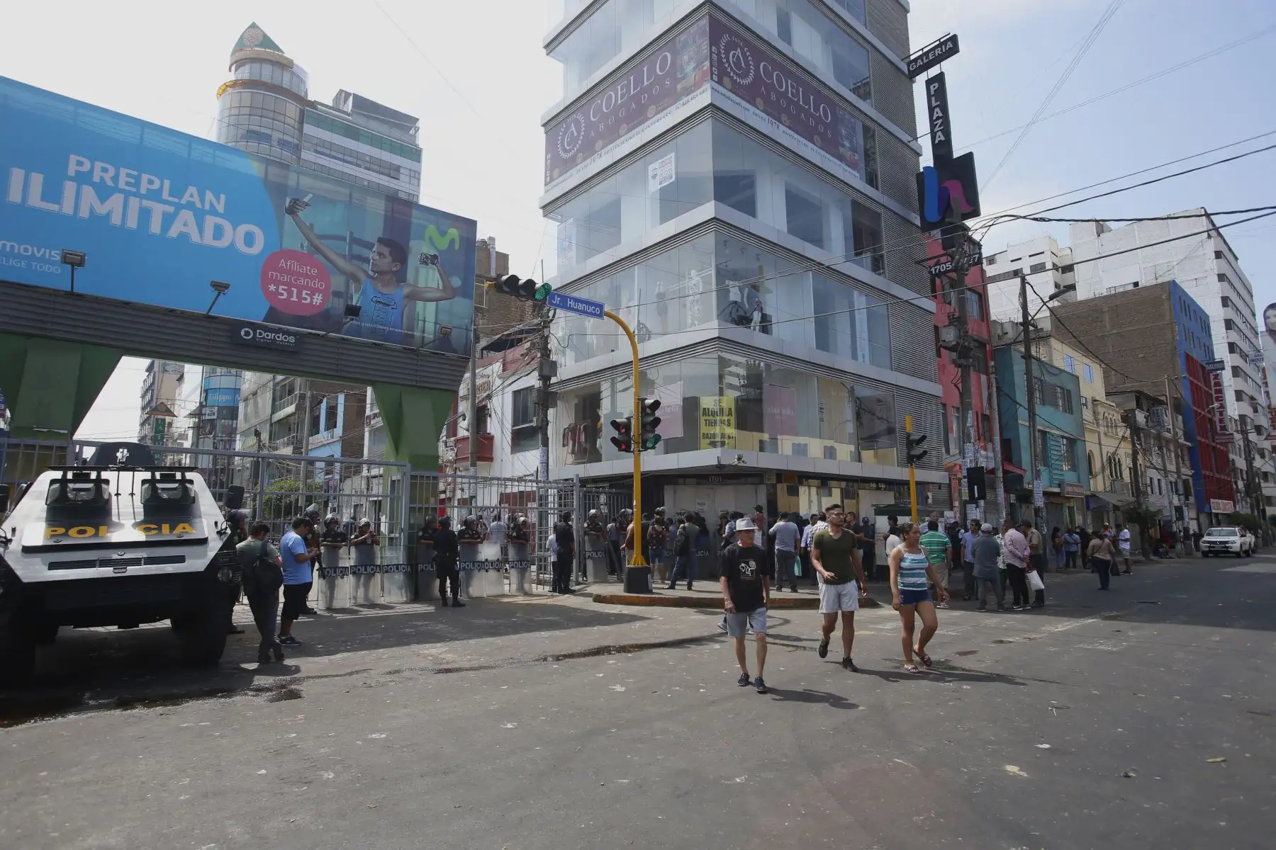 Continúa el mega operativo en la zona de Gamarra. Cumpliendo con la orden de cierre por un lapso de 72 horas, el emporio de Gamarra se encuentra cerrado y custodiado por cuerpos de seguridad. Habitantes de la zona y propietarios de negocios continúan a la espera del ingreso a la zona. Foto: ANDINA/Nathalie Sayago
