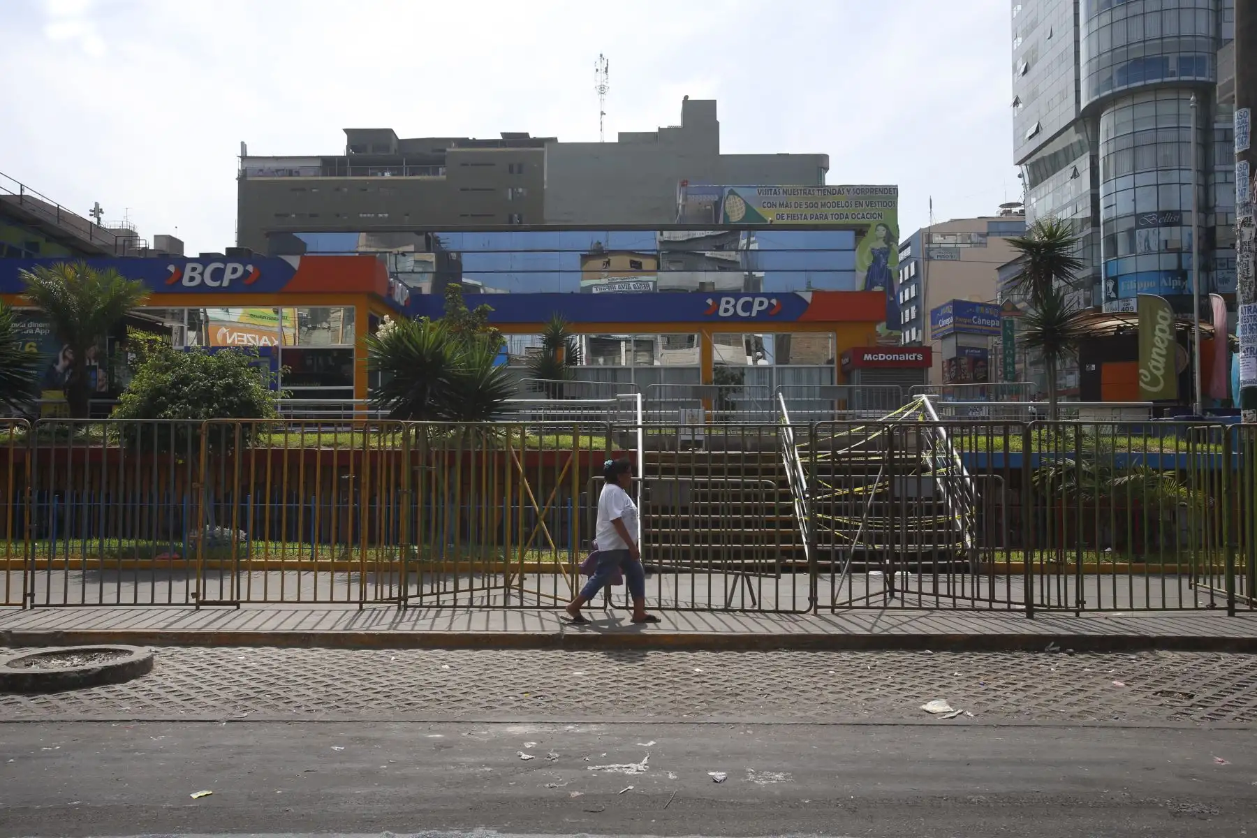Continúa el mega operativo en la zona de Gamarra. Cumpliendo con la orden de cierre por un lapso de 72 horas, el emporio de Gamarra se encuentra cerrado y custodiado por cuerpos de seguridad. Habitantes de la zona y propietarios de negocios continúan a la espera del ingreso a la zona. Foto: ANDINA/Nathalie Sayago