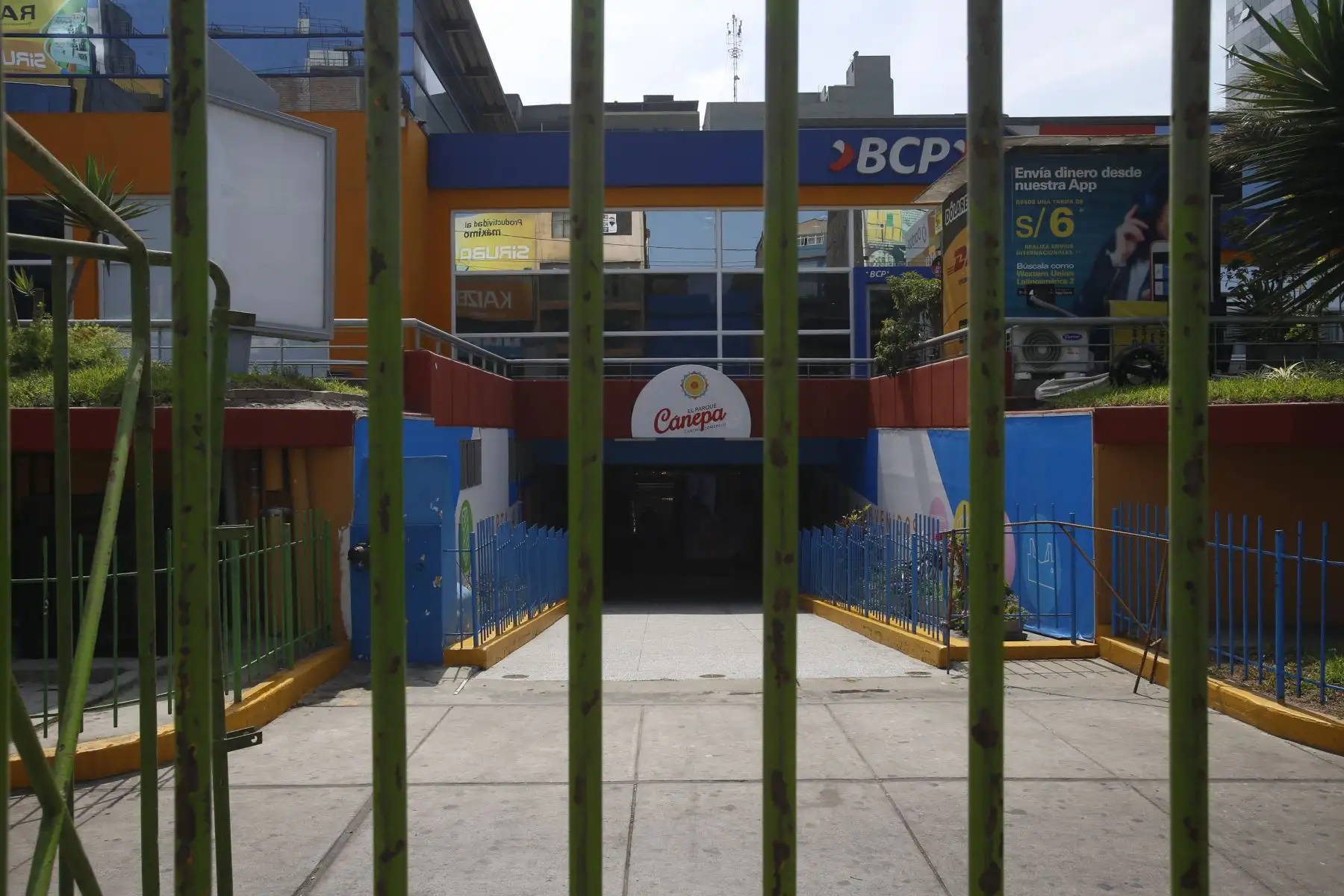Continúa el mega operativo en la zona de Gamarra. Cumpliendo con la orden de cierre por un lapso de 72 horas, el emporio de Gamarra se encuentra cerrado y custodiado por cuerpos de seguridad. Habitantes de la zona y propietarios de negocios continúan a la espera del ingreso a la zona. Foto: ANDINA/Nathalie Sayago