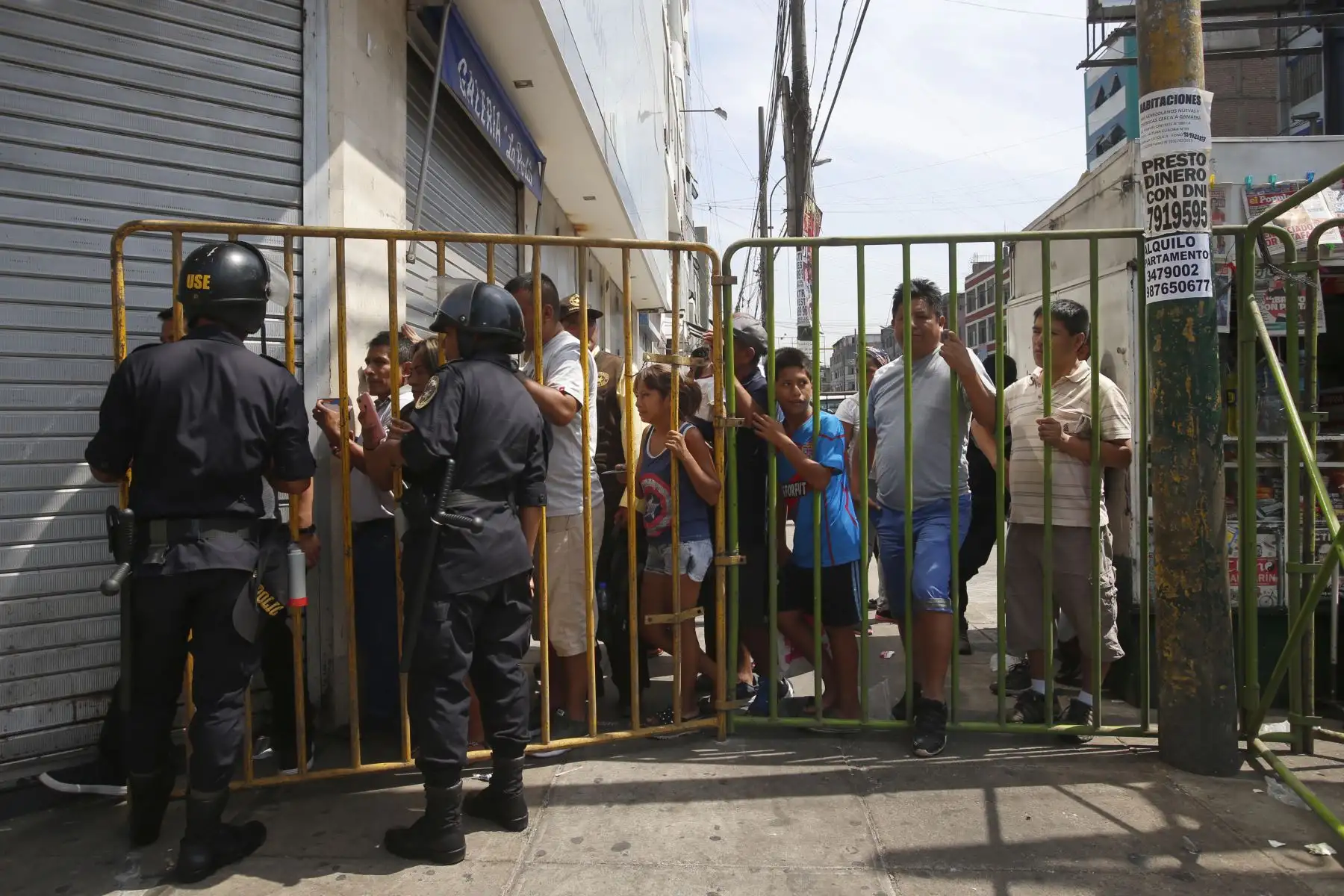 Continúa el mega operativo en la zona de Gamarra. Cumpliendo con la orden de cierre por un lapso de 72 horas, el emporio de Gamarra se encuentra cerrado y custodiado por cuerpos de seguridad. Habitantes de la zona y propietarios de negocios continúan a la espera del ingreso a la zona. Foto: ANDINA/Nathalie Sayago