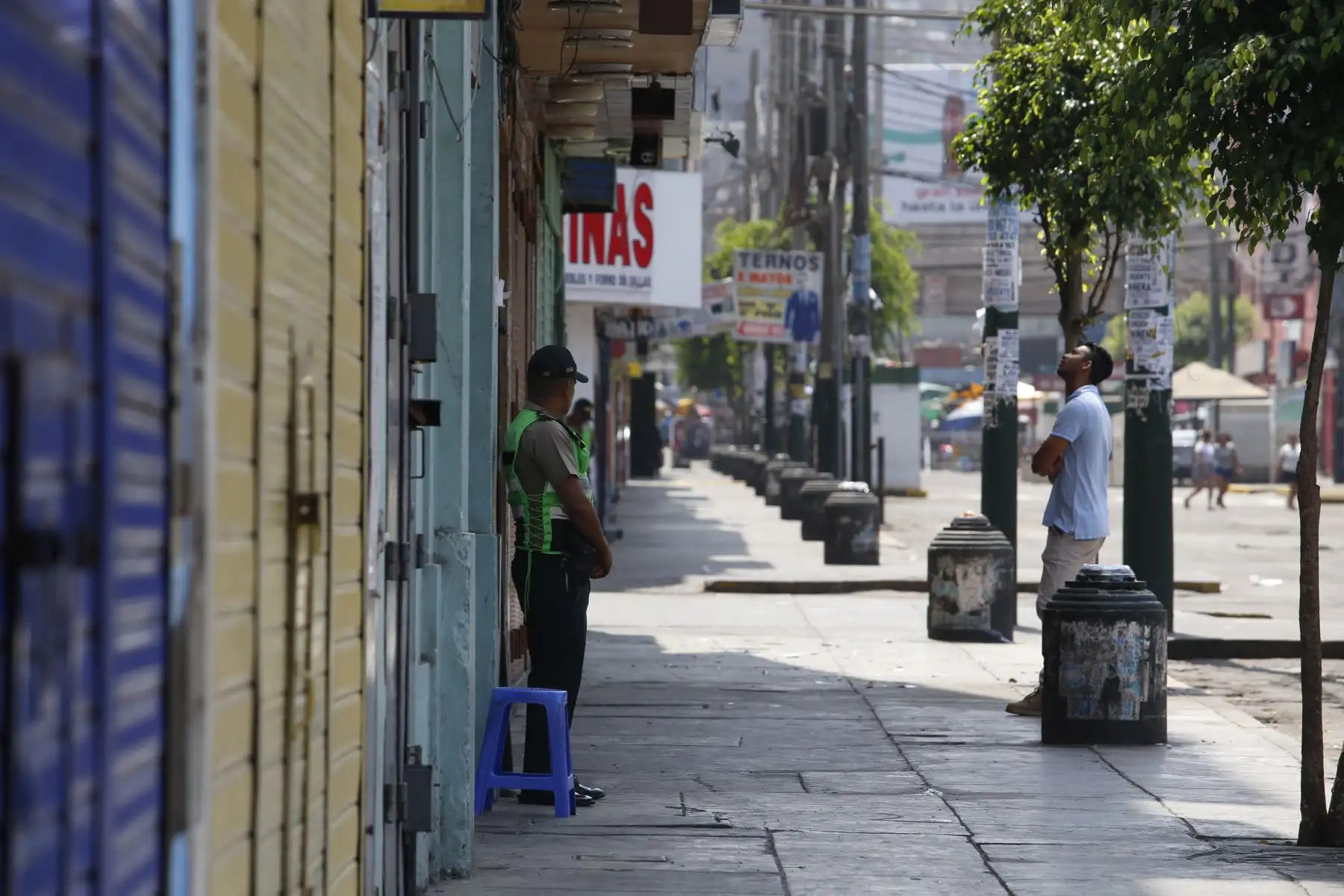 Continúa el mega operativo en la zona de Gamarra. Cumpliendo con la orden de cierre por un lapso de 72 horas, el emporio de Gamarra se encuentra cerrado y custodiado por cuerpos de seguridad. Habitantes de la zona y propietarios de negocios continúan a la espera del ingreso a la zona. Foto: ANDINA/Nathalie Sayago