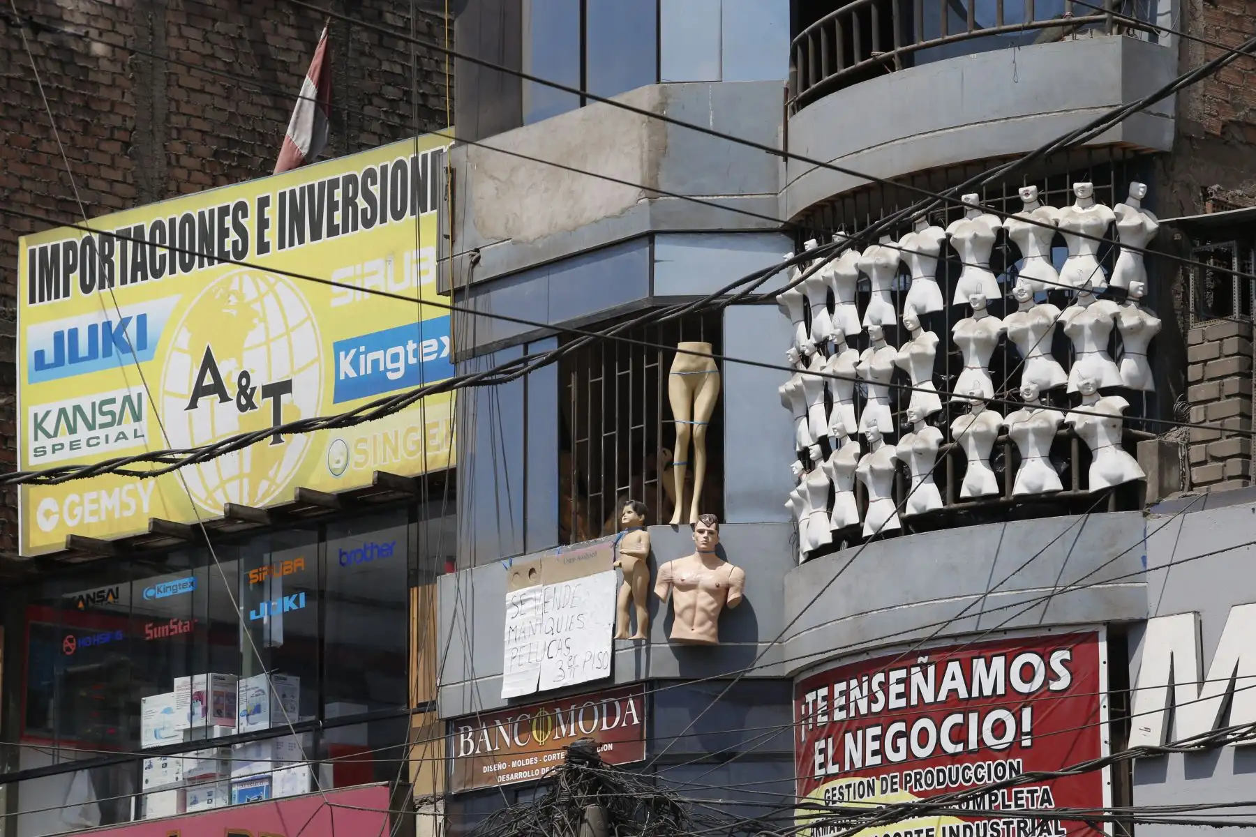 Continúa el mega operativo en la zona de Gamarra. Cumpliendo con la orden de cierre por un lapso de 72 horas, el emporio de Gamarra se encuentra cerrado y custodiado por cuerpos de seguridad. Habitantes de la zona y propietarios de negocios continúan a la espera del ingreso a la zona. Foto: ANDINA/Nathalie Sayago