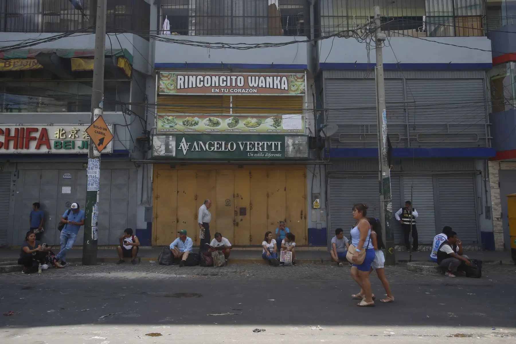Continúa el mega operativo en la zona de Gamarra. Cumpliendo con la orden de cierre por un lapso de 72 horas, el emporio de Gamarra se encuentra cerrado y custodiado por cuerpos de seguridad. Habitantes de la zona y propietarios de negocios continúan a la espera del ingreso a la zona. Foto: ANDINA/Nathalie Sayago