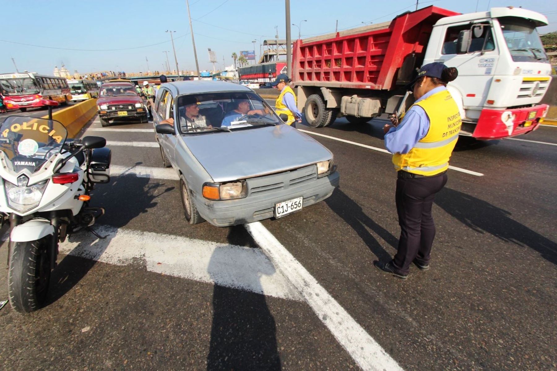 Municipalidad de Lima envía al depósito más de 90 vehículos informales. Foto: ANDINA/Difusión.