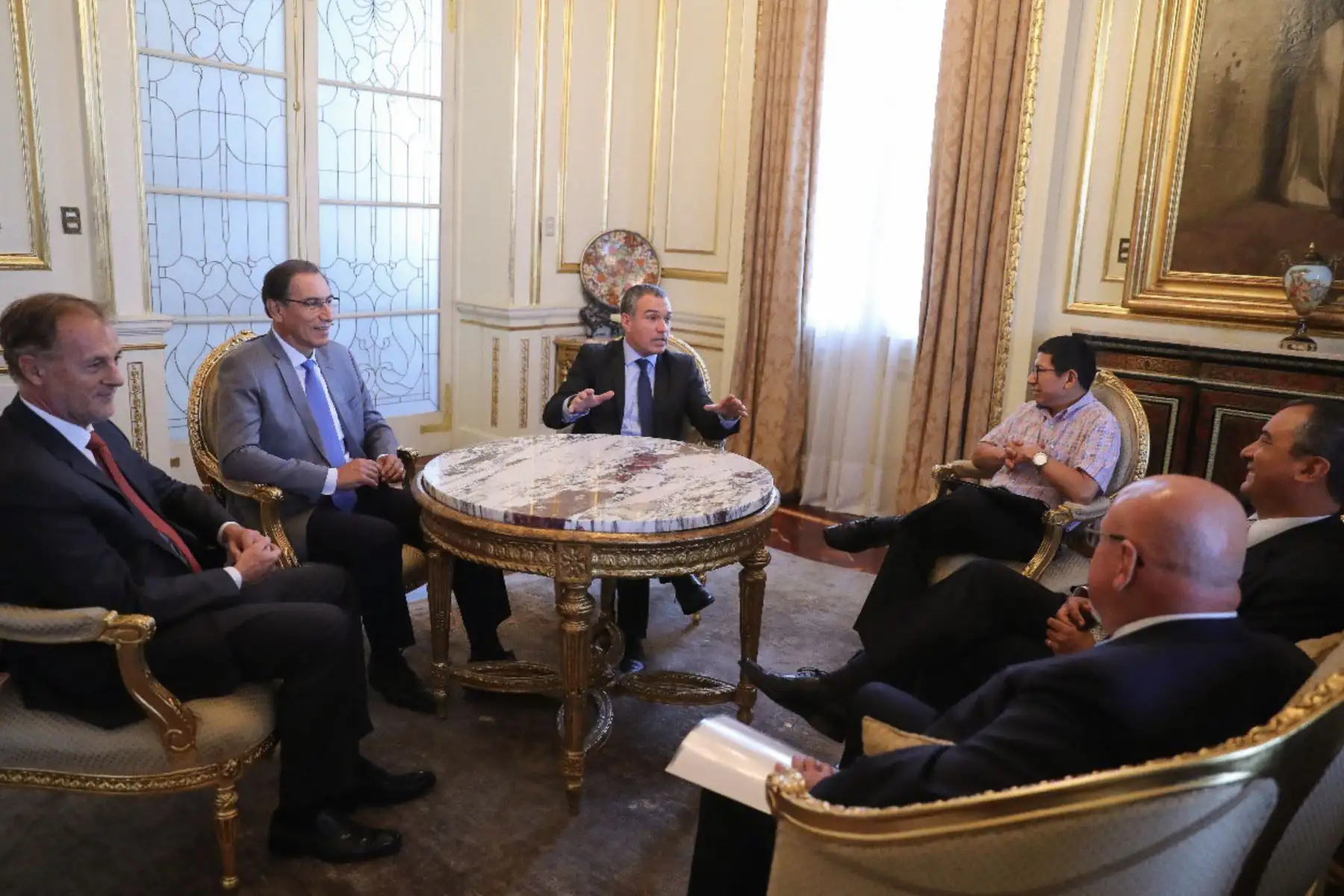 El presidente Martin Vizcarra junto al primer ministro Salvador del Solar y ministros de Estado, se reunieron con el alcalde Jorge Muñoz, en la Municipalidad de Lima, con el propósito de impulsar los proyectos de infraestructura que necesita nuestra capital. Foto: ANDINA/ Prensa Presidencia