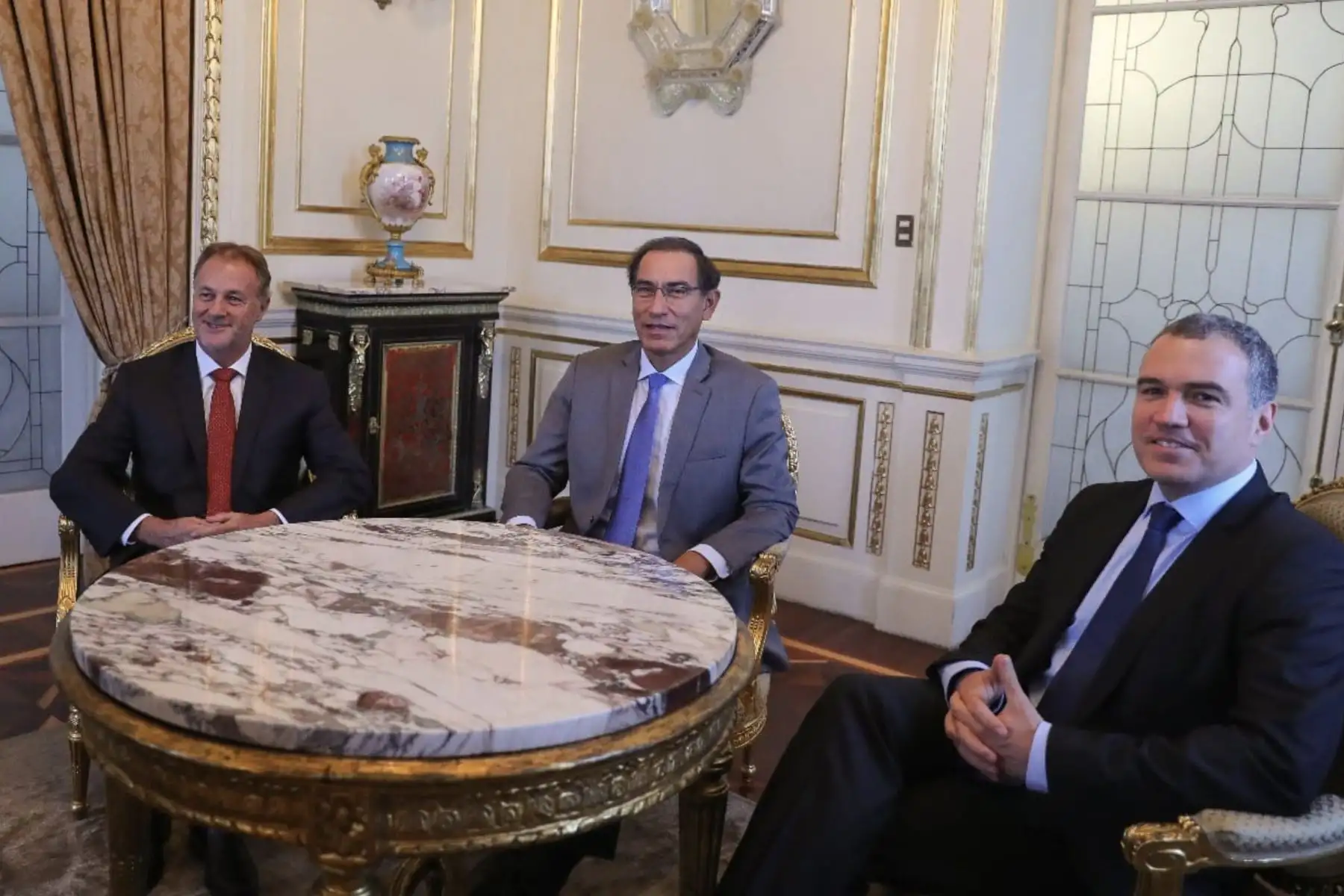 El presidente Martin Vizcarra junto al primer ministro Salvador del Solar y ministros de Estado, se reunieron con el alcalde Jorge Muñoz, en la Municipalidad de Lima, con el propósito de impulsar los proyectos de infraestructura que necesita nuestra capital. Foto: ANDINA/ Prensa Presidencia