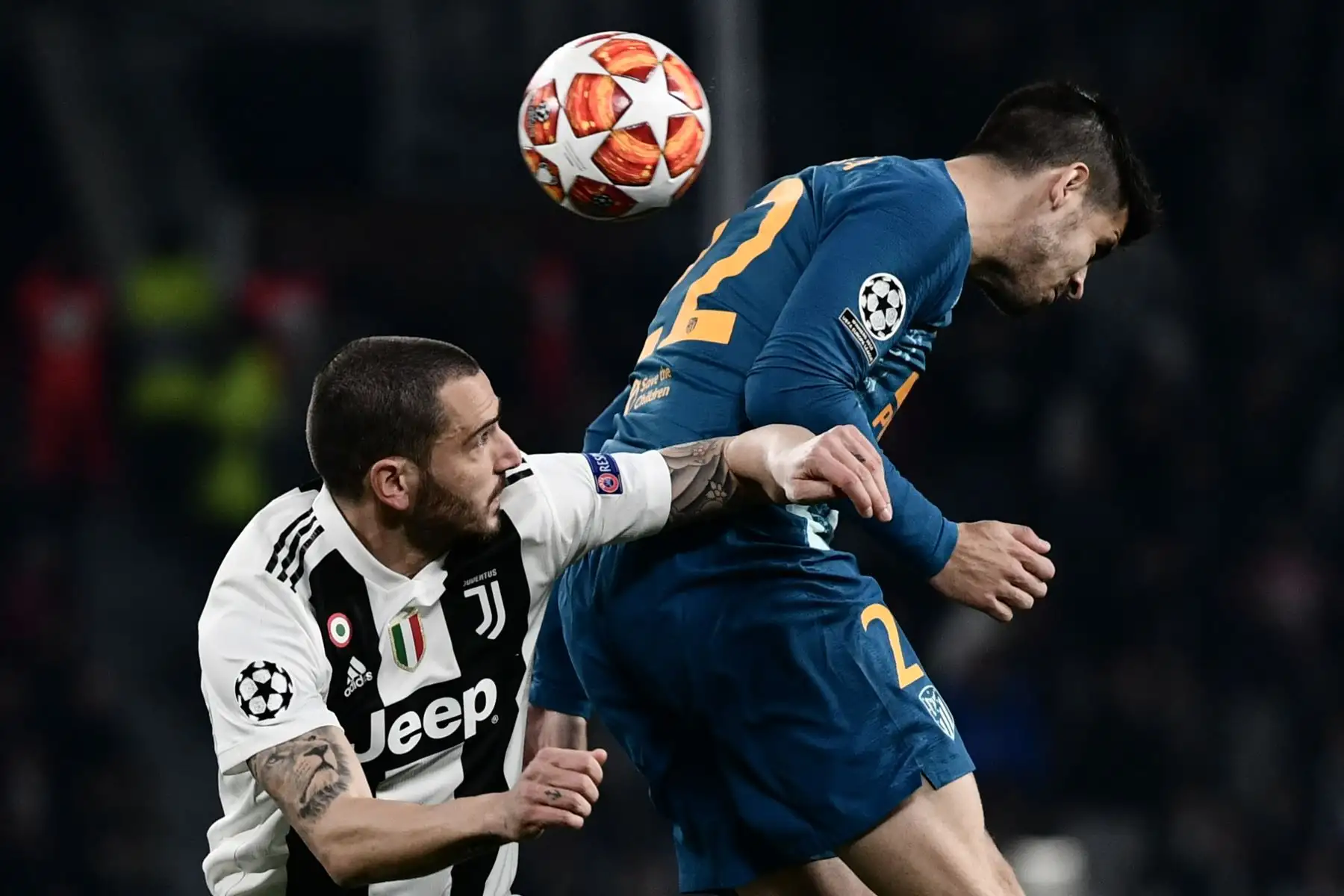 El defensor italiano de la Juventus, Leonardo Bonucci  y el delantero español del Atlético de Madrid, Álvaro Morata, van por un cabezazo en la ronda de la UEFA Champions League  en Turín. Foto: AFP