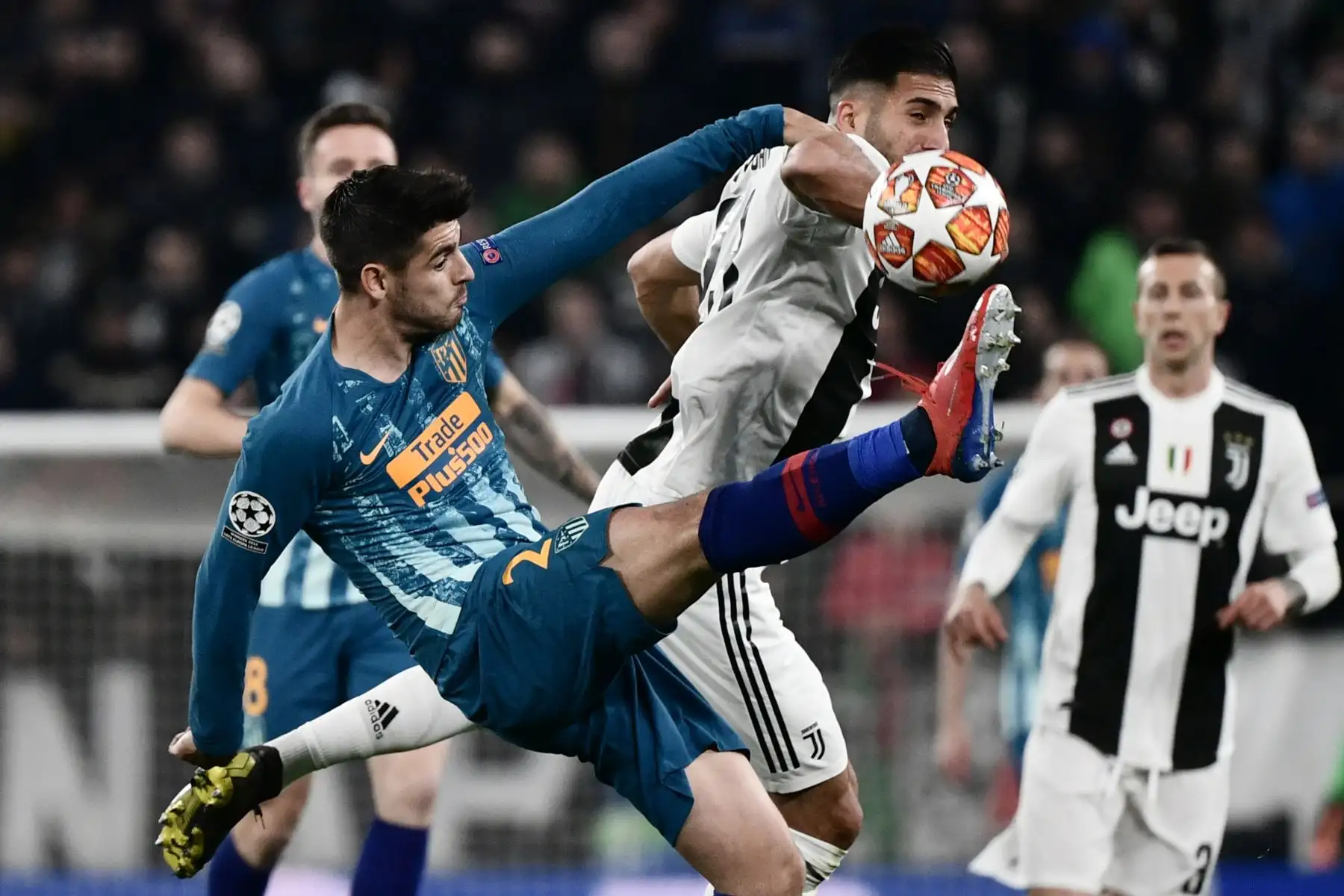 El delantero español del Atlético de Madrid, Álvaro Morata  y el centrocampista alemán de la Juventus, Emre Can, irán a por el balón durante la ronda de la UEFA Champions League. AFP