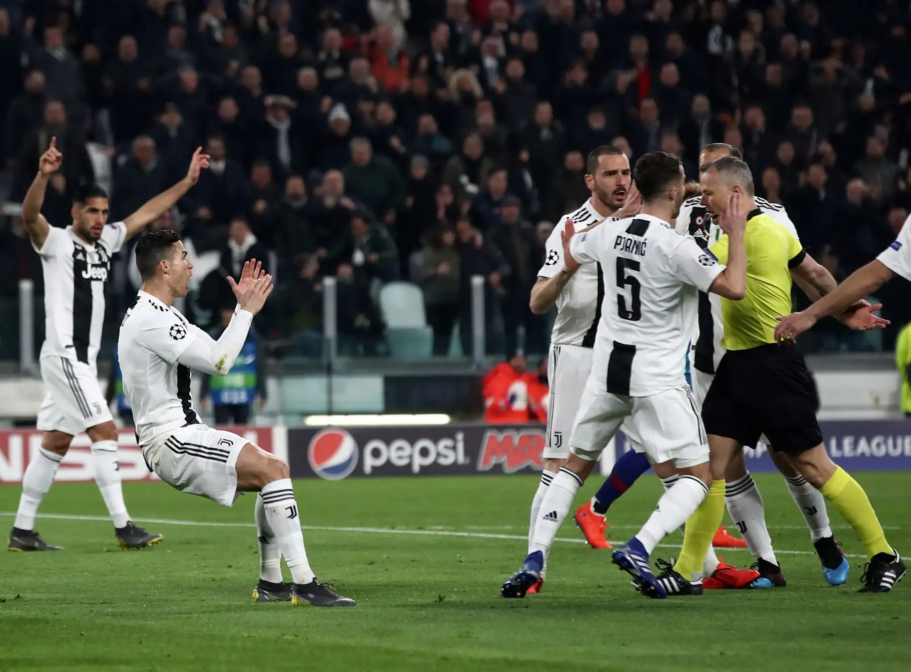 El delantero portugués de la Juventus, Cristiano Ronaldo (L), el defensor italiano de la Juventus, Leonardo Bonucci (CR) y el mediocampista bosnio de la Juventus, Miralem Pjanic (Frente R), disputan la decisión del árbitro holandés Bjoern Kuipers (R) de no permitir un gol para la Juventus durante la UEFA Champions League. AFP