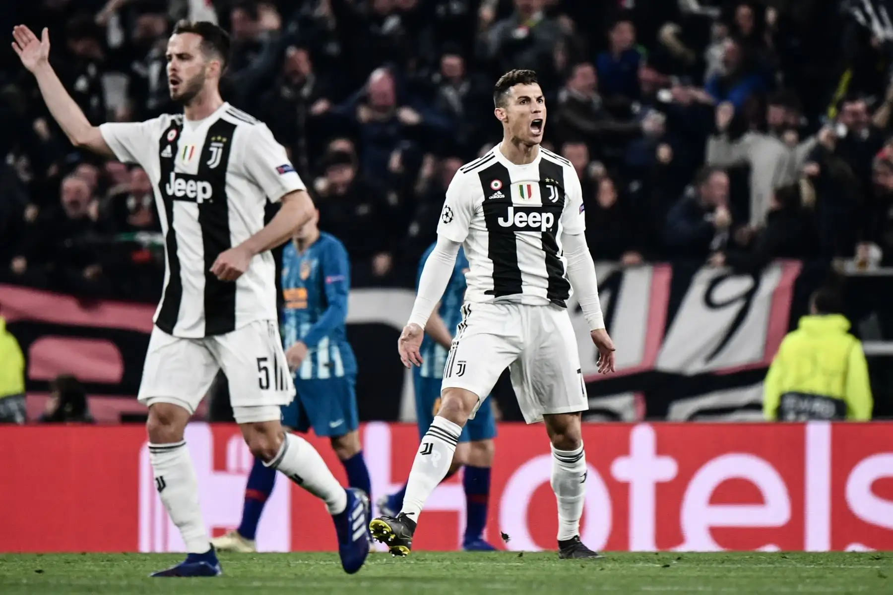 El delantero portugués de la Juventus, Cristiano Ronaldo  celebra después de anotar un gol durante la UEFA Champions League. AFP