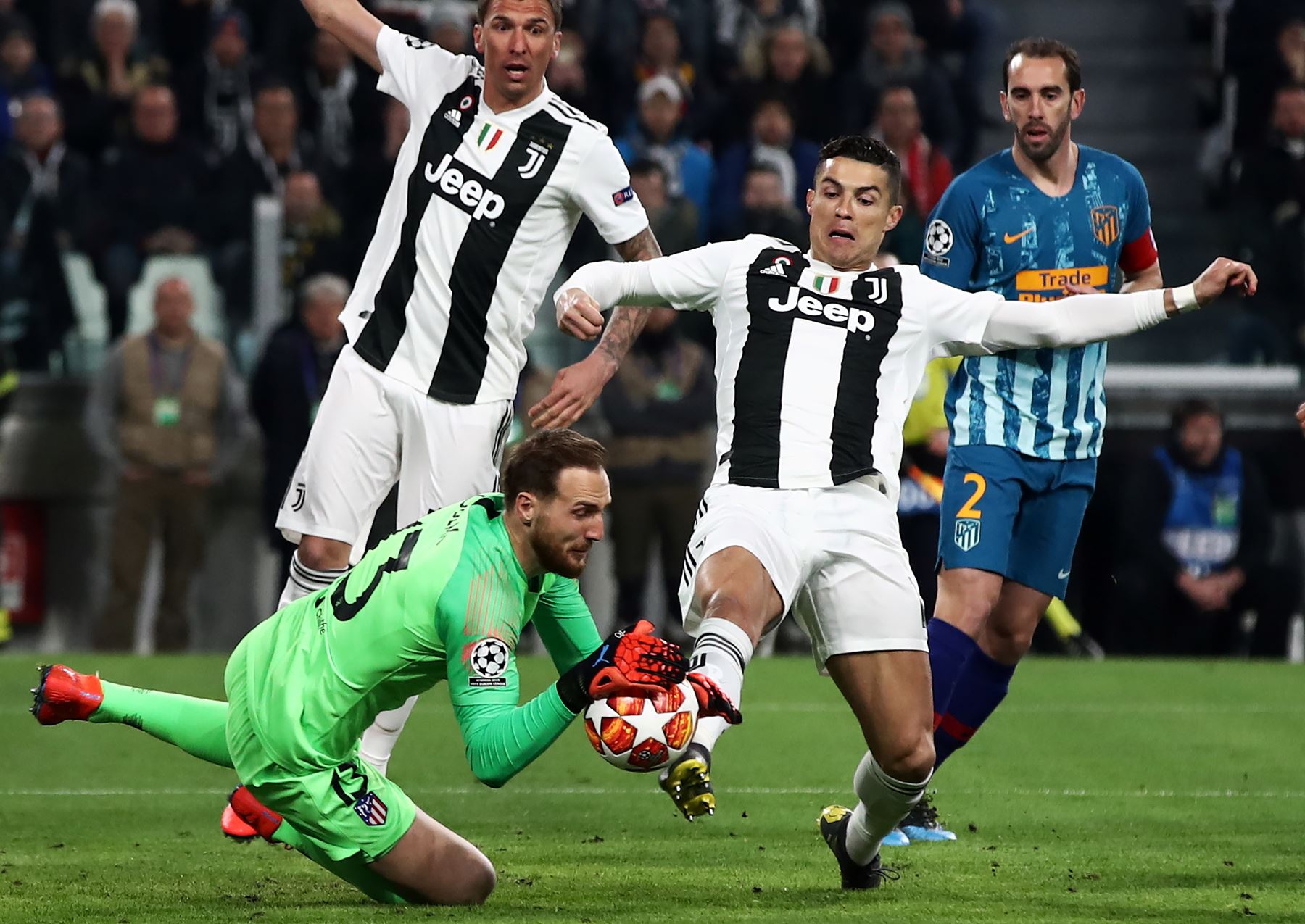 El delantero de la Juventus, Cristiano Ronaldo choca con el defensa colombiano del Atlético de Madrid, Santiago Arias durante la ronda de la UEFA Champions League : Foto: AFP
