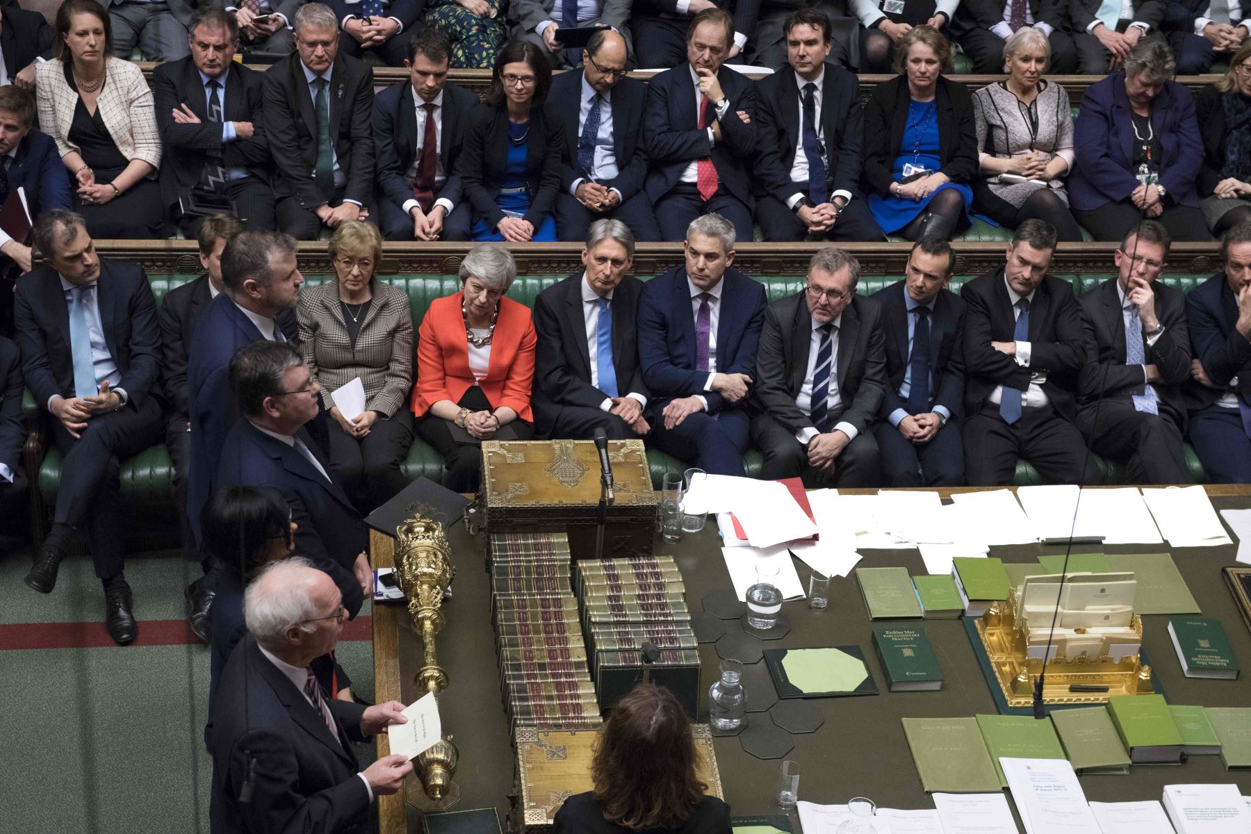 Theresa May en el Parlamento, mientras los escrutadores informan el resultado del voto sobre el acuerdo "brexit" del gobierno en la Cámara de los Comunes, en Londres, el 12 de marzo del 2019. Foto: AFP.