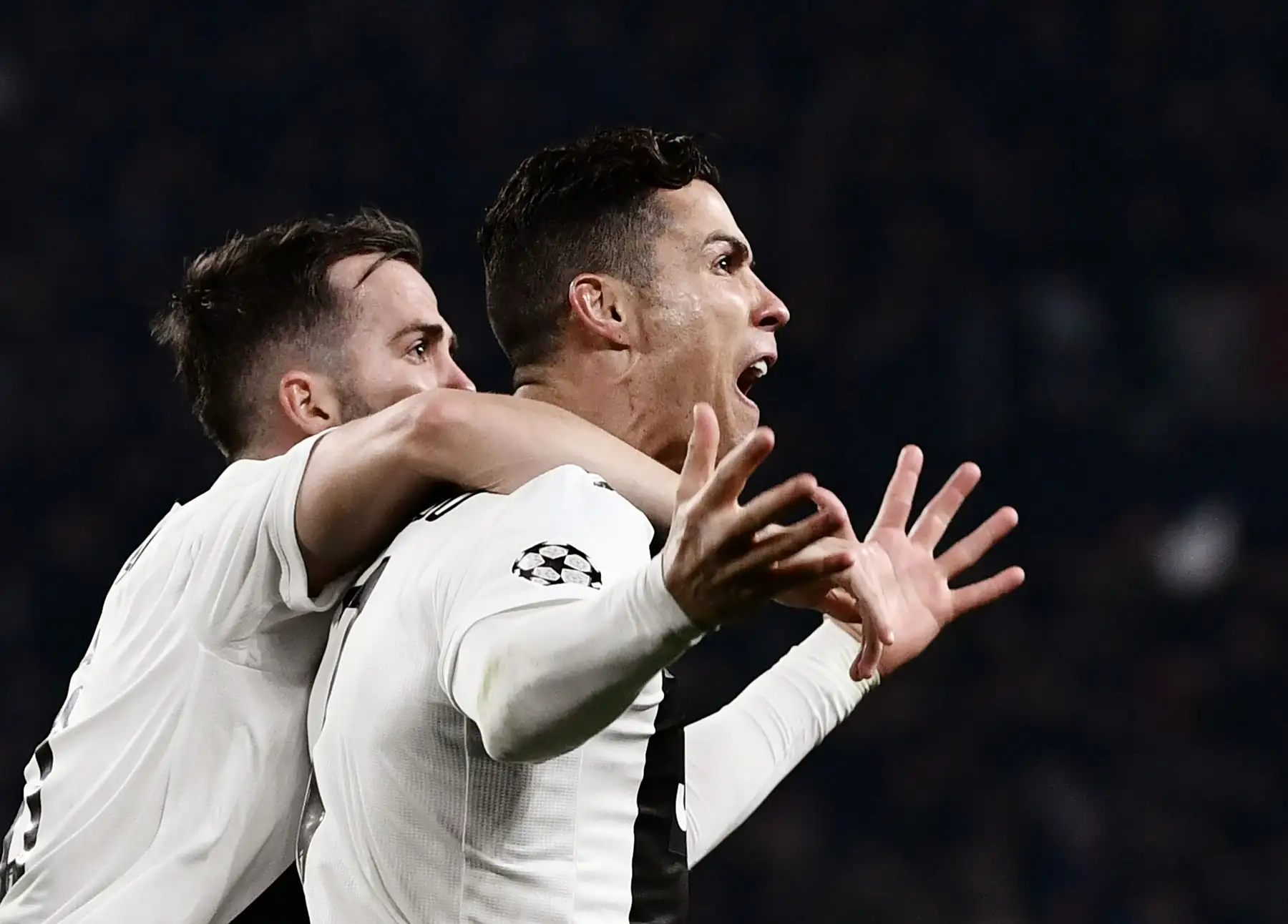 El delantero de la Juventus, Cristiano Ronaldo celebra con el mediocampista bosnio de la Juventus, Miralem Pjanic, luego de anotar 2-0 durante la ronda de la UEFA Champions League. Foto: AFP