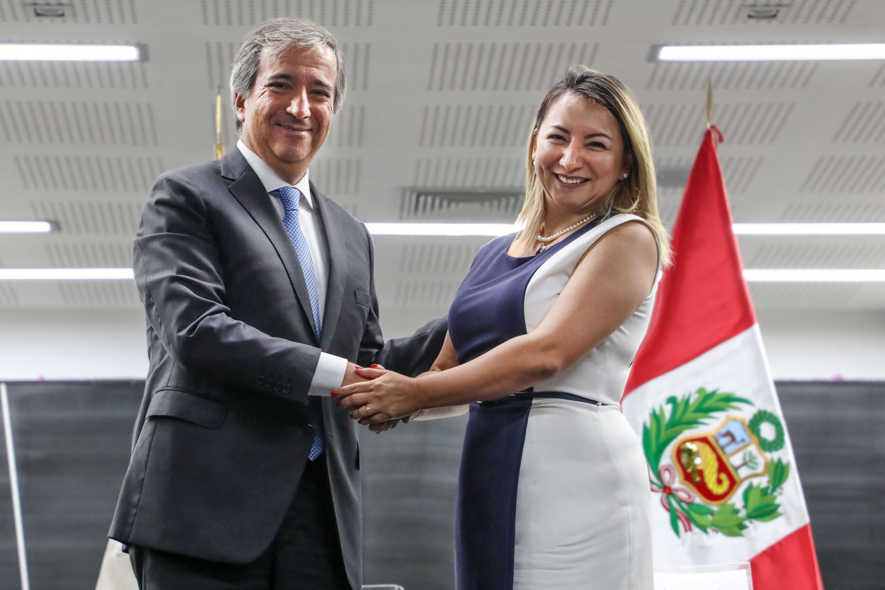 La ministra de la Producción, Rocío Barrios, recibe la dirección del portafolio de manos del ex titular, Raúl Pérez-Reyes. Foto: Cortesía.