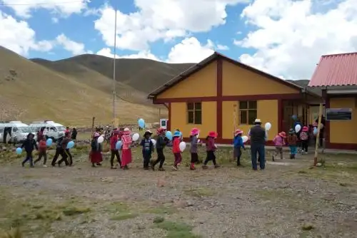 Tras la ceremonia de inicio de clases, los alumnos se trasladaron a los tambos aledaños a sus escuelas, acompañados por sus profesores.