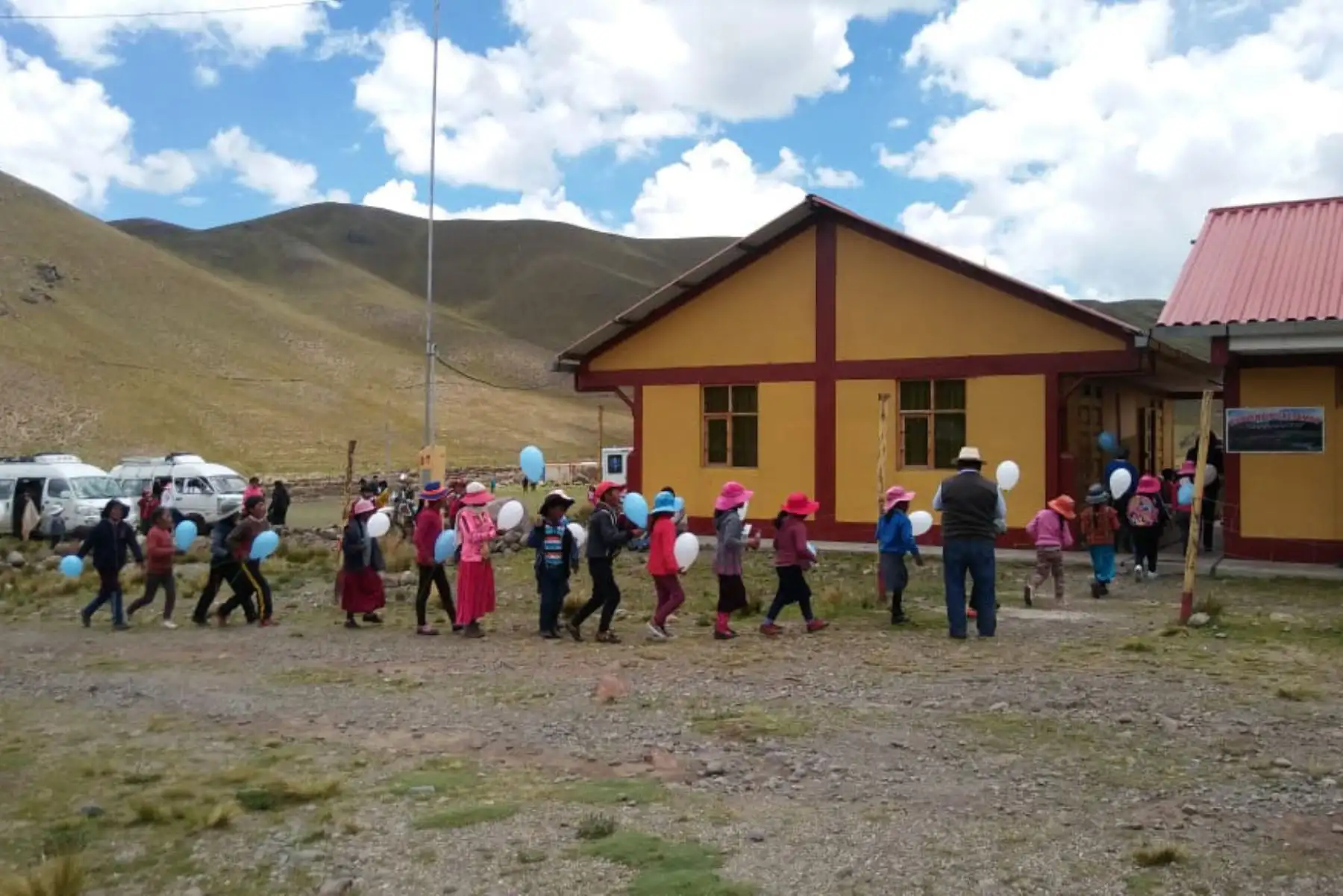 Tras la ceremonia de inicio de clases, los alumnos se trasladaron a los tambos aledaños a sus escuelas, acompañados por sus profesores.