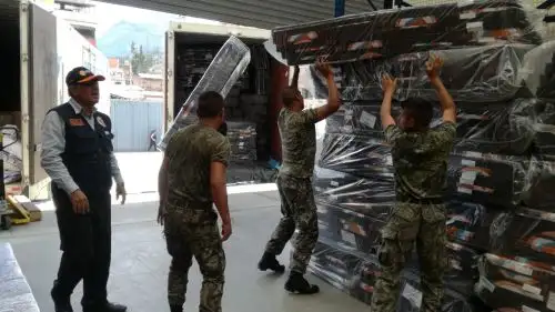 Soldados ayudan en la distribución de la ayuda humanitaria entregada por el Indeci al Gobierno Regional de Áncash para los damnificados y afectados por las lluvias. Foto: ANDINA/Gonalo Horna