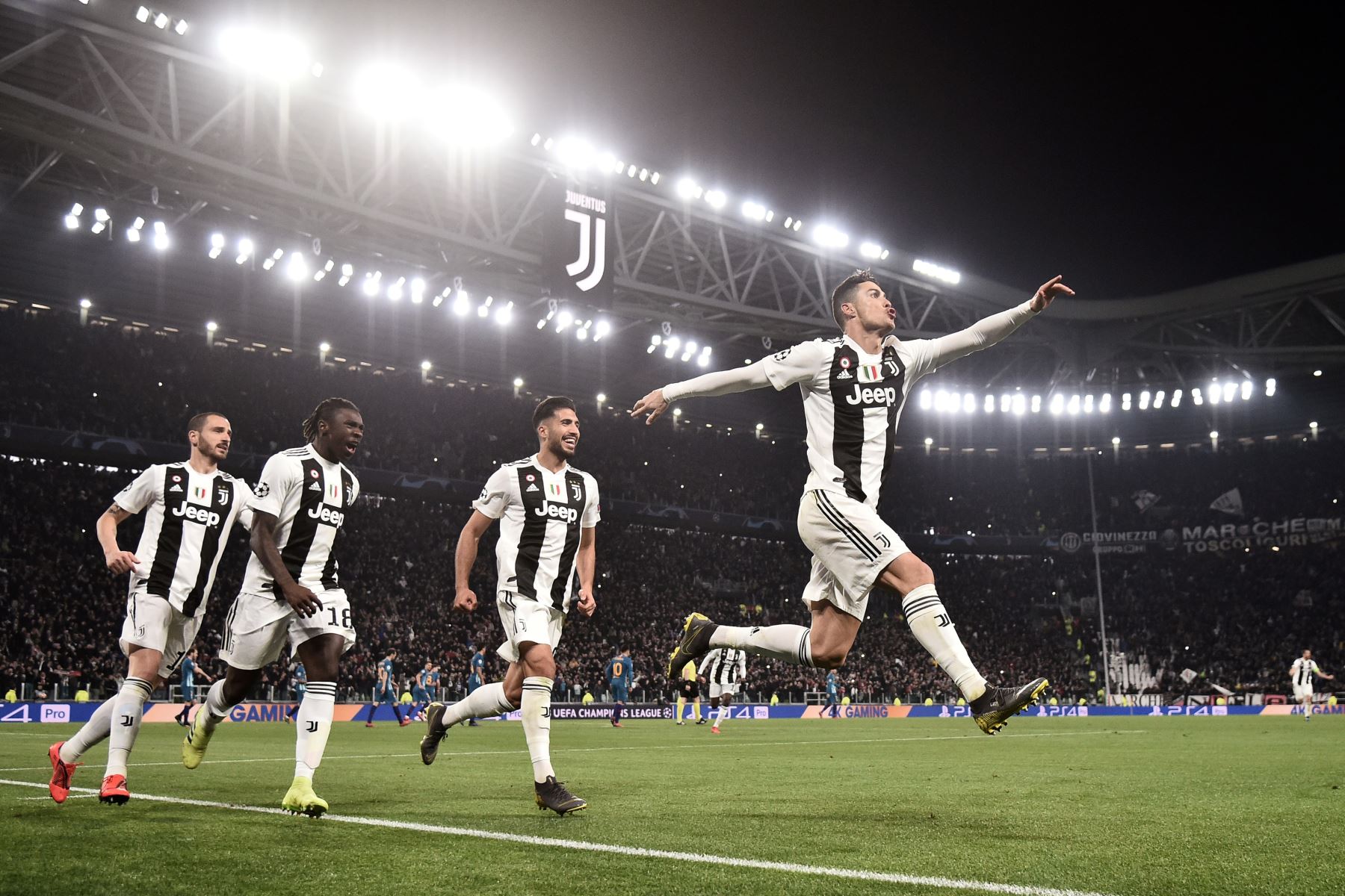 El delantero de la Juventus, Cristiano Ronaldo celebra con el mediocampista bosnio de la Juventus, Miralem Pjanic, luego de anotar 2-0 durante la ronda de la UEFA Champions League. Foto: AFP