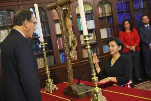 El Presidente de la República, Martín Vizcarra, tomó juramento a la ministra de Trabajo y Promoción del Empleo, Sylvia Cáceres, en ceremonia que se celebró en Palacio de Gobierno. Foto: ANDINA/prensa Presidencia.