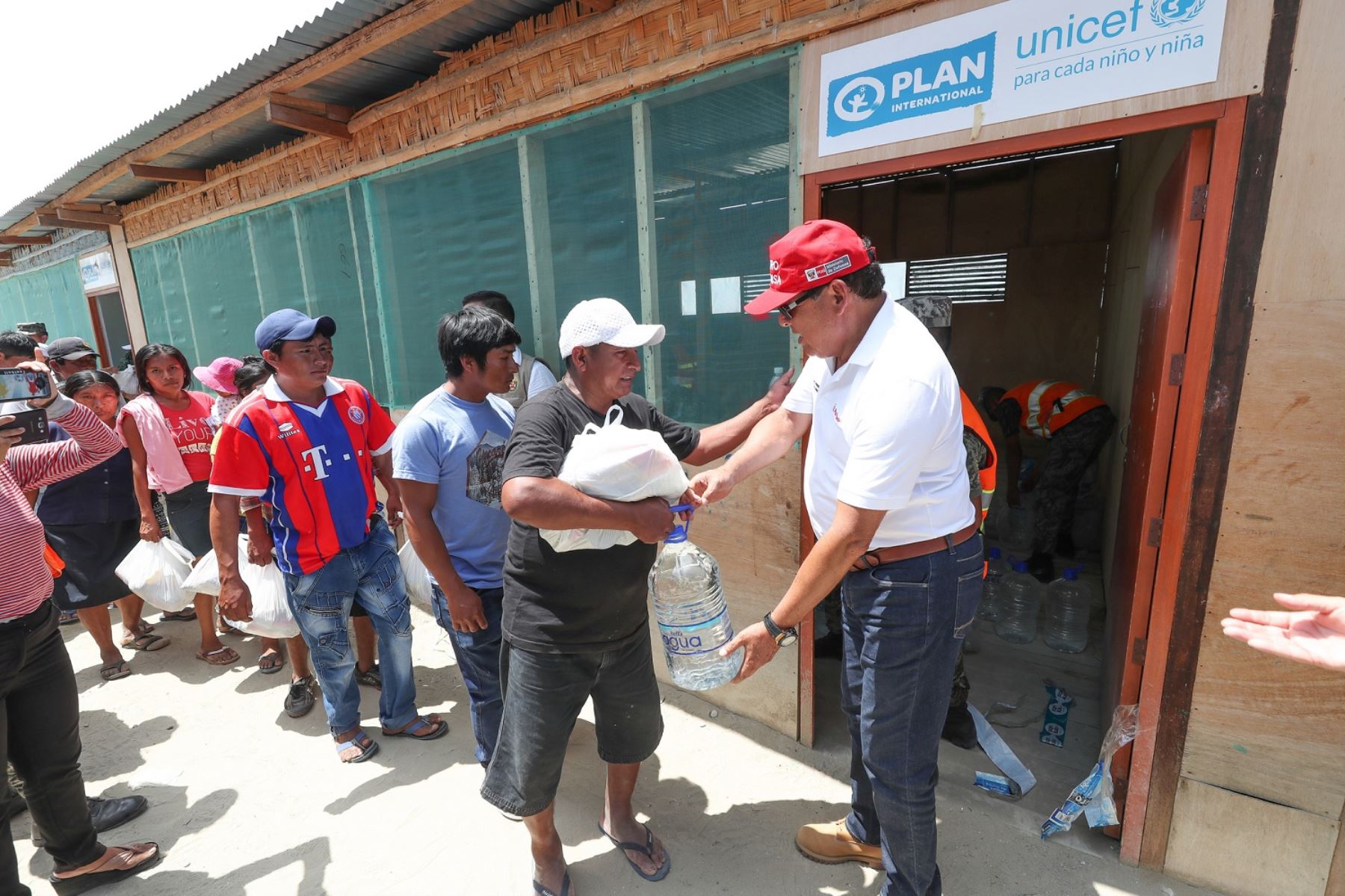 Ministerio de Defensa entrega 10 toneladas de ayuda a poblaciones vulnerables de Piura. ANDINA/Difusión