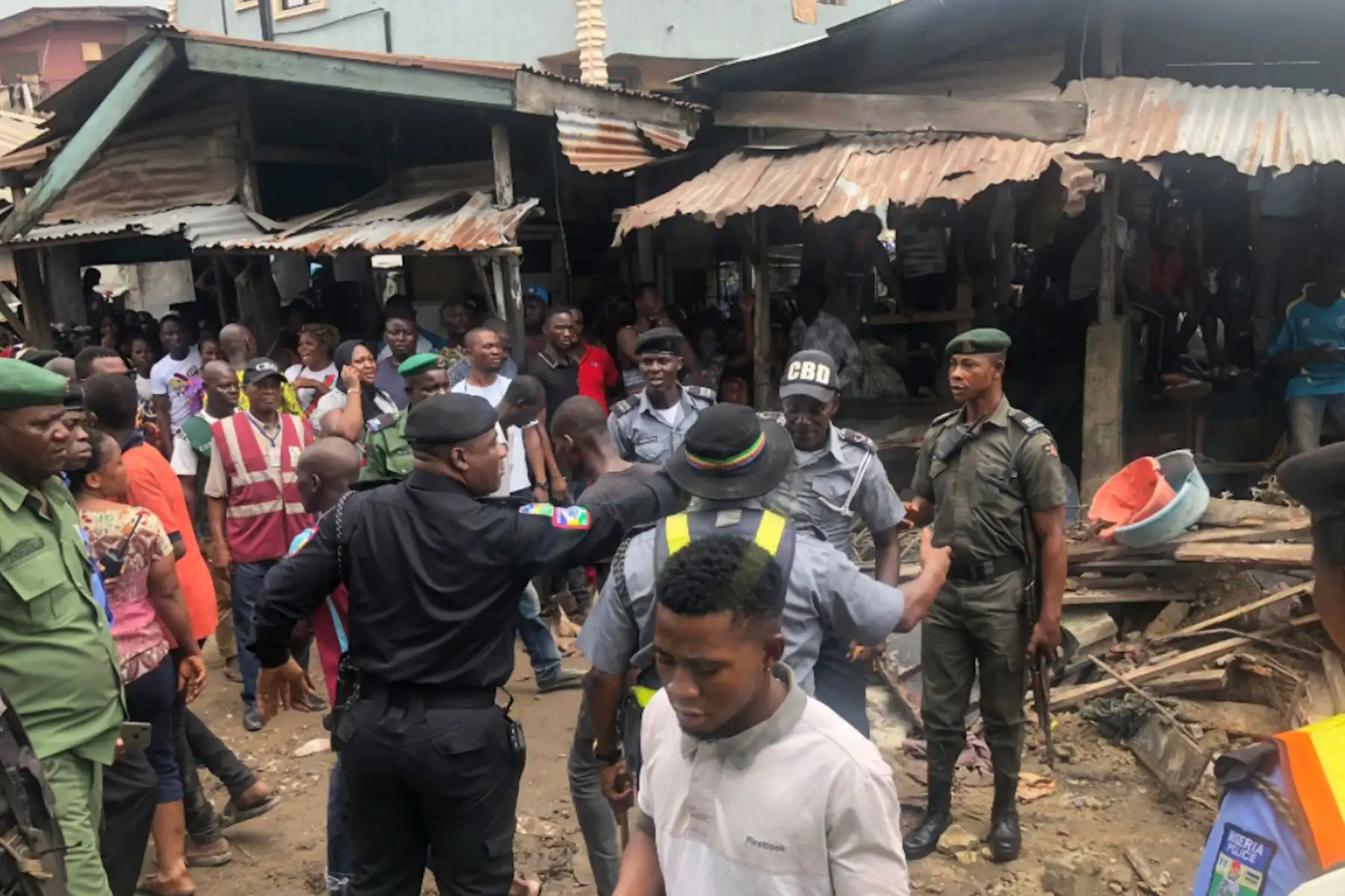 Un testigo de la tragedia, Prince Adams, citado por el periódico local The Punch, manifestó que han sacado a 10 alumnos de los escombros sin precisar si estaban vivos o muertos, mientras que la zona se encuentra completamente abarrotada de gente. Foto:The Punch Newspapers