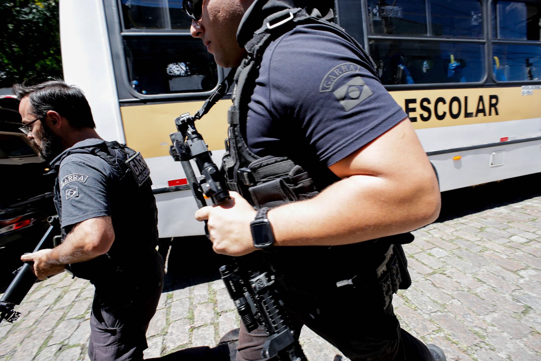 Miembros de la policía montan guardia en una escuela tras un tiroteo en Sao Paulo, Brasil. Foto: EFE