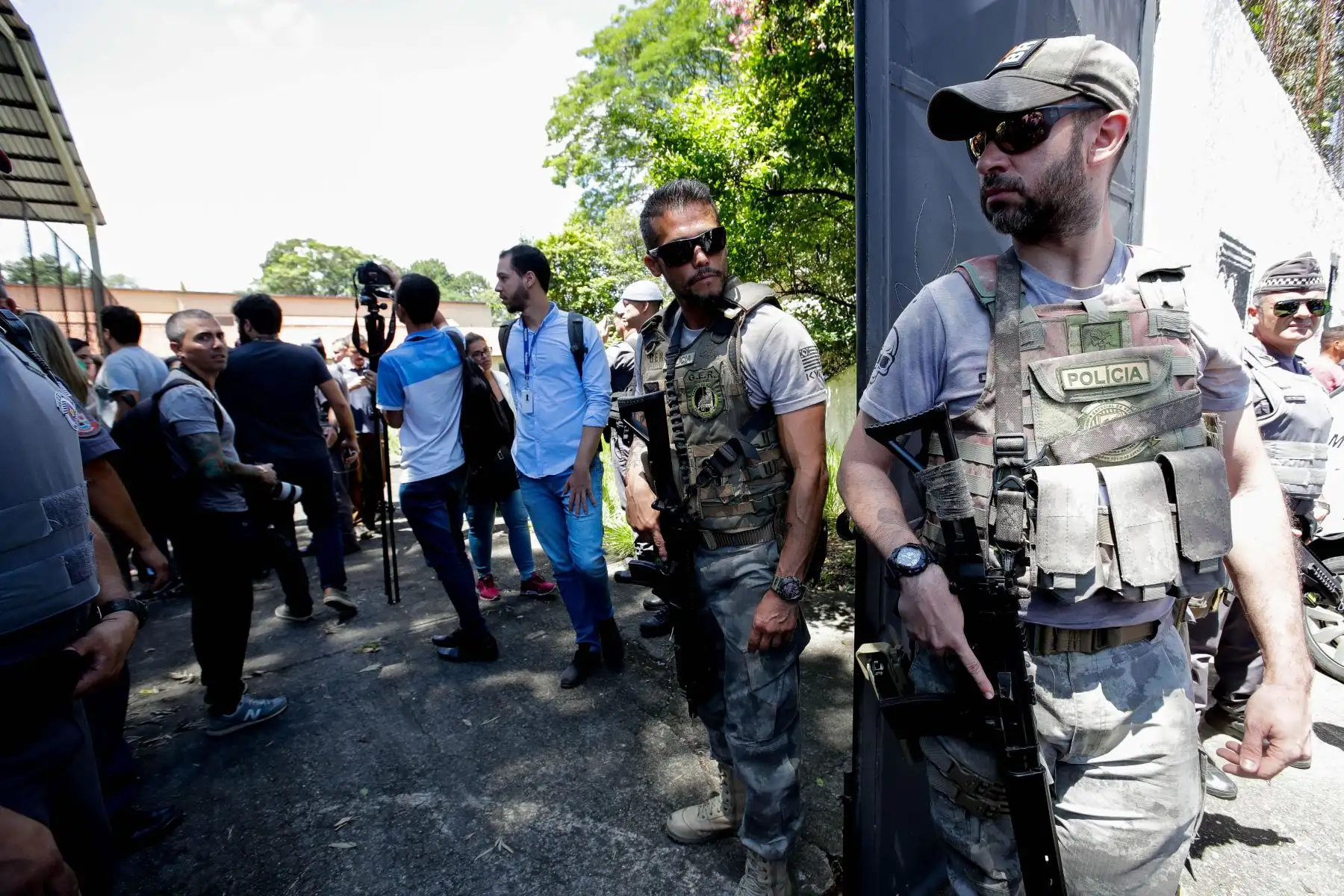 Miembros de la policía montan guardia en una escuela tras un tiroteo en Sao Paulo, Brasil. Foto: EFE