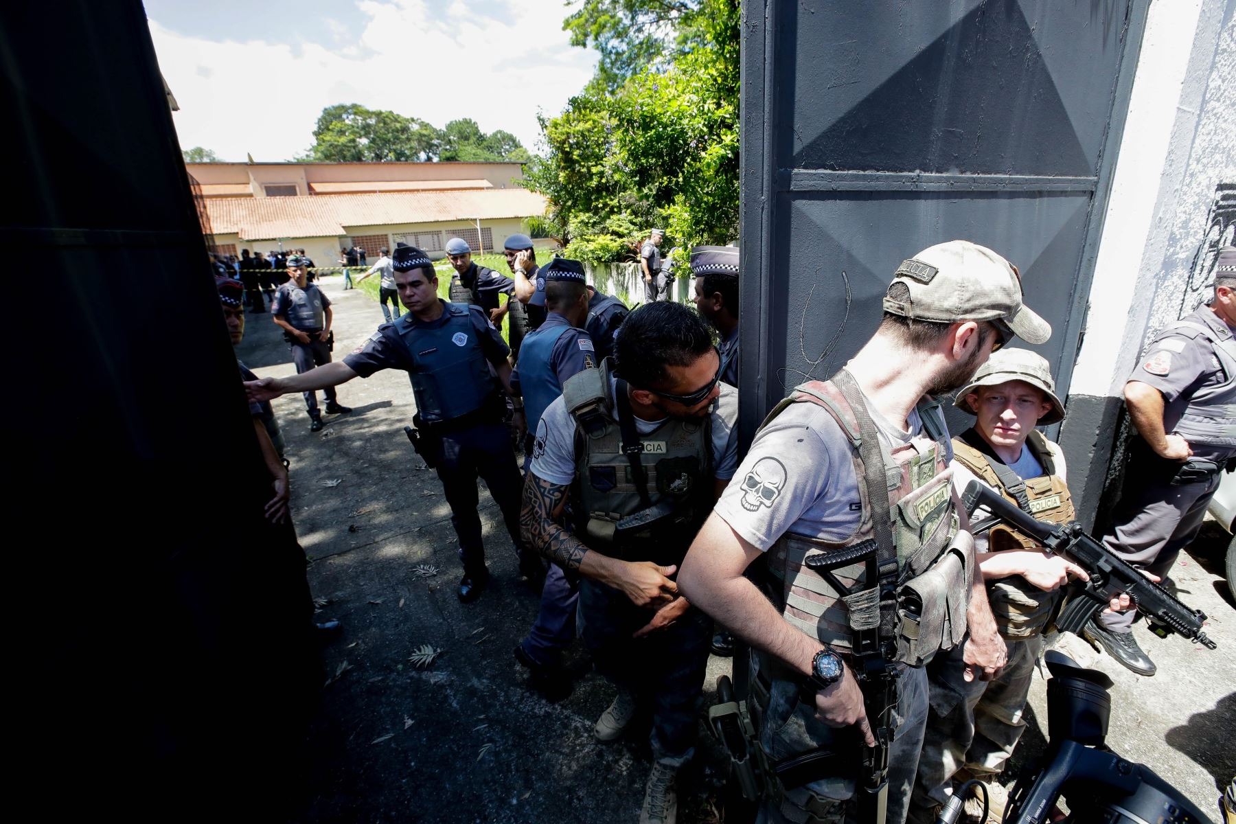 Miembros de la policía montan guardia en una escuela tras un tiroteo en Sao Paulo, Brasil. Foto: EFE
