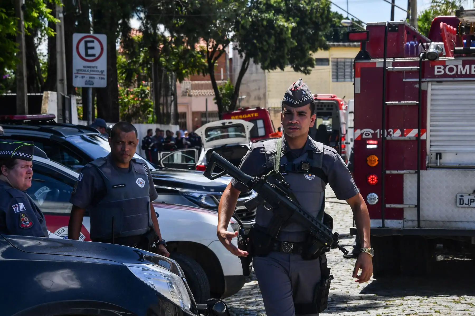 Miembros de la policía montan guardia en una escuela tras un tiroteo en Sao Paulo, Brasil. Foto: AFP