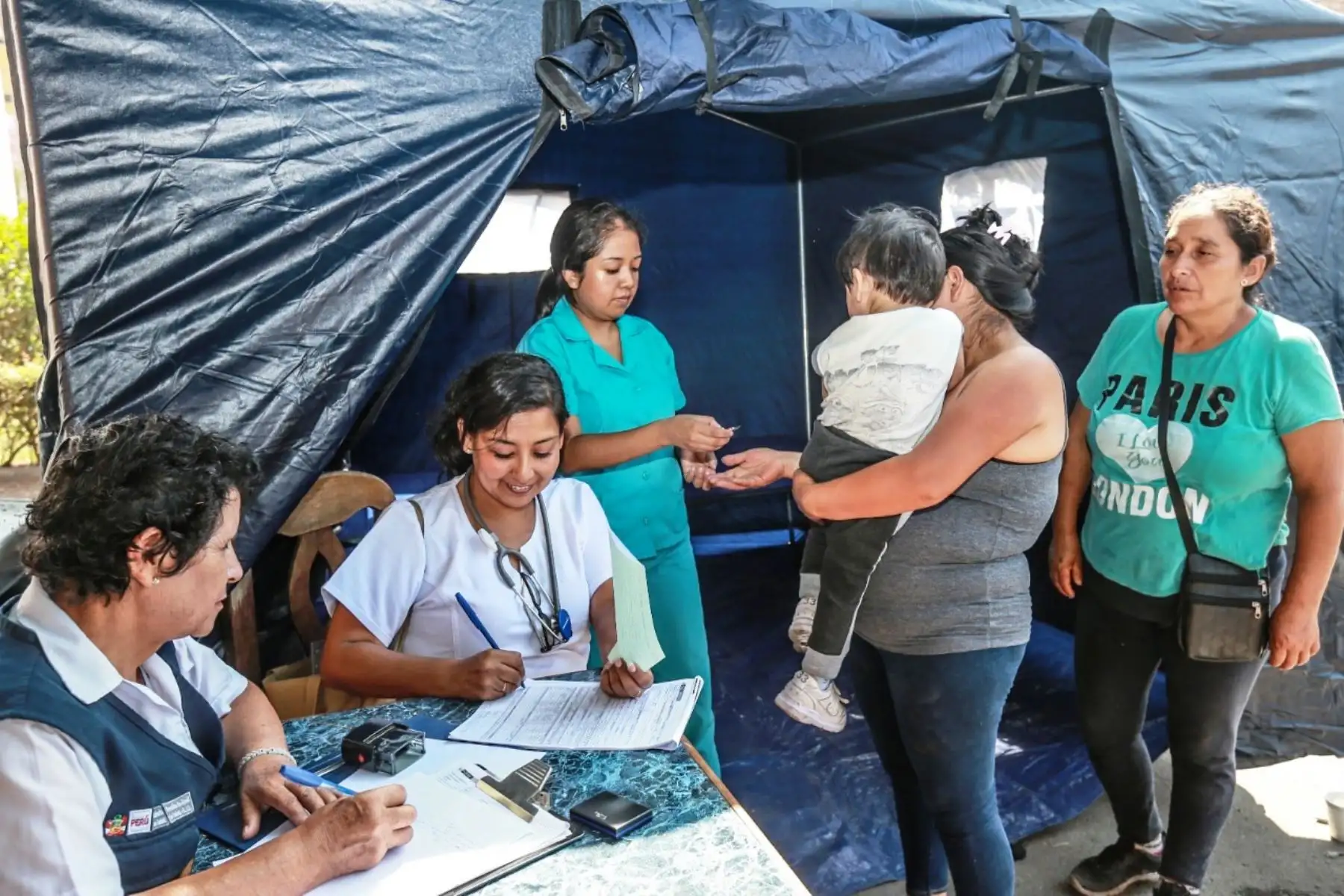 Personal del Ministerio de Salud brinda atención especializada a los damnificados por el incendio registrado ayer en un conjunto de viviendas ubicadas en la cuadra 24 de la avenida General Garzón, en Jesús María. Foto: ANDINA/Norman Córdova.
