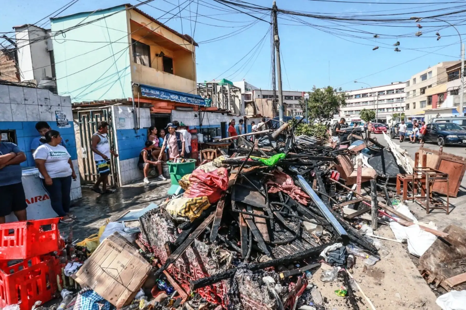 Los damnificados por el incendio registrado ayer en un conjunto de viviendas ubicadas en la cuadra 24 de la avenida General Garzón, en Jesús María, colocaron en la vía pública los restos de sus pertenencias calcinadas por el siniestro que, además, acabó con la vida una persona de la tercera edad. Foto: ANDINA/Norman Córdova.